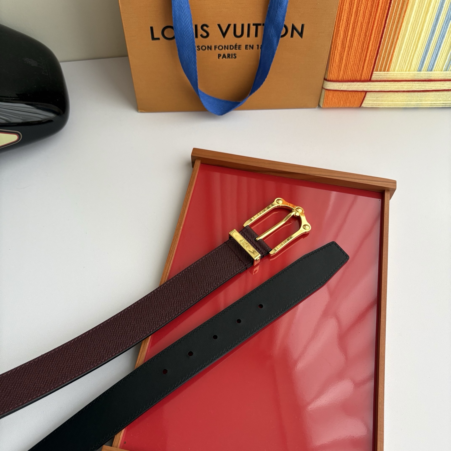 Lv当季新款，酒红色手掌纹小牛皮配黑色平纹底，搭配精品针扣，宽3.5cm，休闲大方，百搭时尚。