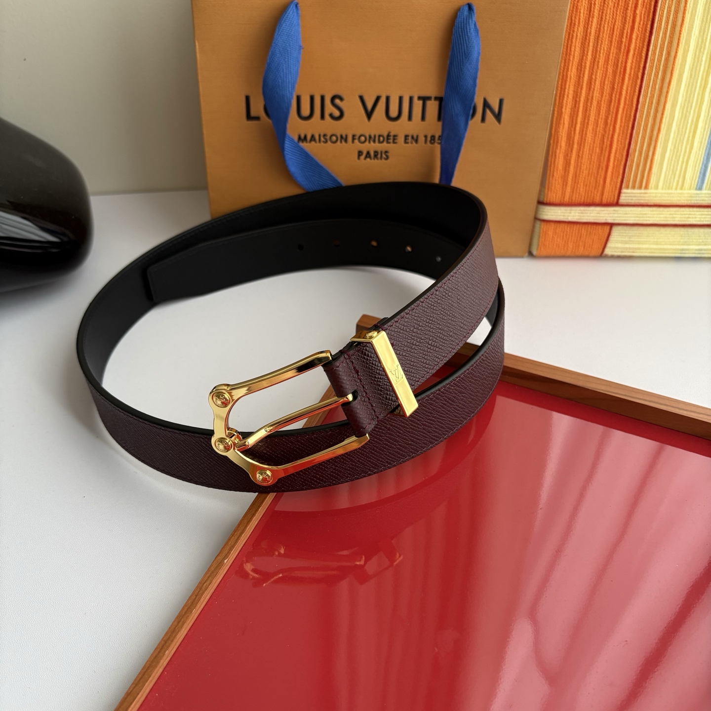 NO:861045,Original order Lv new season, burgundy palm pattern calfskin with black plain bottom, with fine pin buckle, 3.5cm wide, casual and elegant, versatile and fashionable., belt, louis vuitton, cowhide19860909原单  Lv当季新款,酒红色手掌纹小牛皮配黑色平纹底,搭配精品针扣,宽3.5cm,休闲大方,百搭时尚.,皮带,louis vuitton,cowhide,Belt