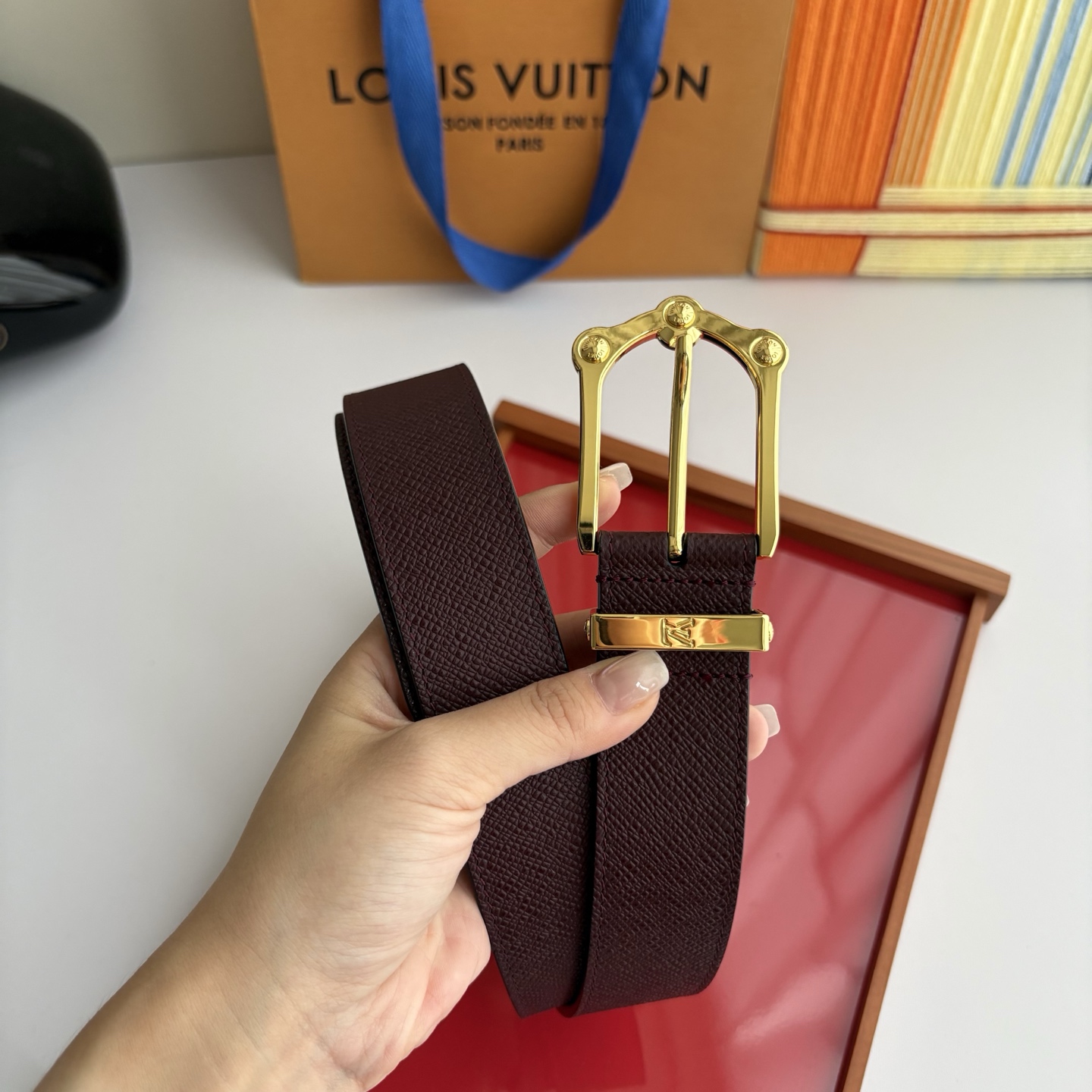 Lv当季新款，酒红色手掌纹小牛皮配黑色平纹底，搭配精品针扣，宽3.5cm，休闲大方，百搭时尚。