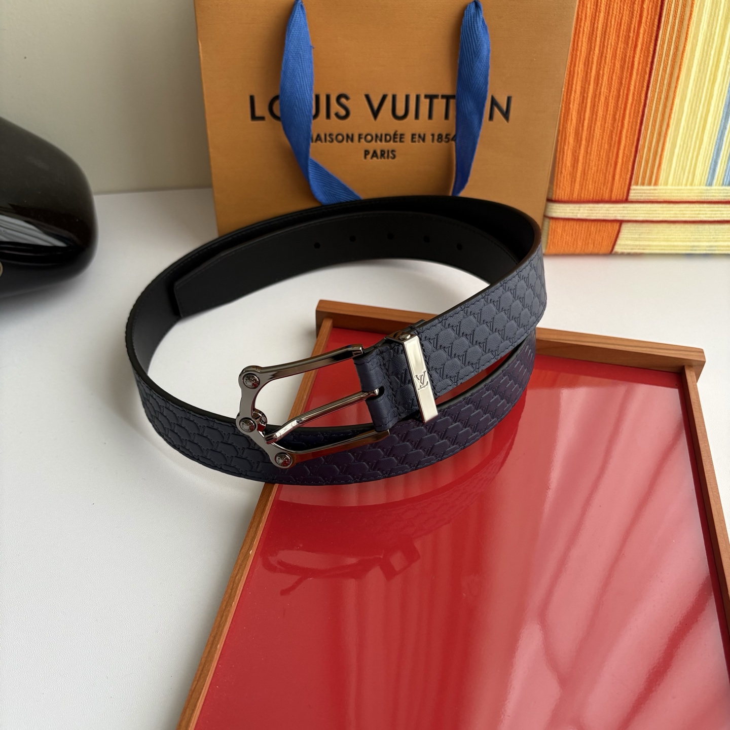 NO:861054,Original order Lv new season, blue embossed calfskin with black plain bottom, with fine pin buckle, 3.5cm wide, casual and elegant, versatile and fashionable., belt, louis vuitton, cowhide19860909原单  Lv当季新款,蓝色压花纹小牛皮配黑色平纹底,搭配精品针扣,宽3.5cm,休闲大方,百搭时尚.,皮带,louis vuitton,cowhide,Belt