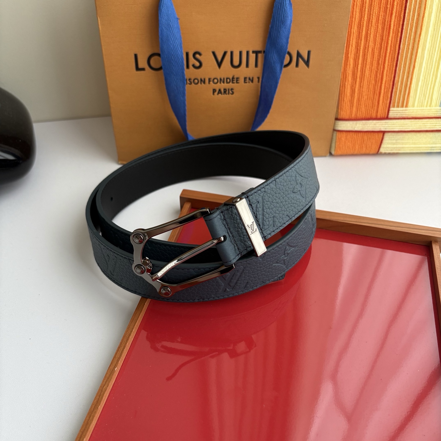 NO:861061,Original order Lv new season, blue pebbled embossed calfskin with black plain bottom, with fine pin buckle, 3.5cm wide, casual and elegant, versatile and fashionable., belt, louis vuitton, cowhide19860909原单  Lv当季新款,蓝色荔枝纹压花小牛皮配黑色平纹底,搭配精品针扣,宽3.5cm,休闲大方,百搭时尚.,皮带,louis vuitton,cowhide,Belt