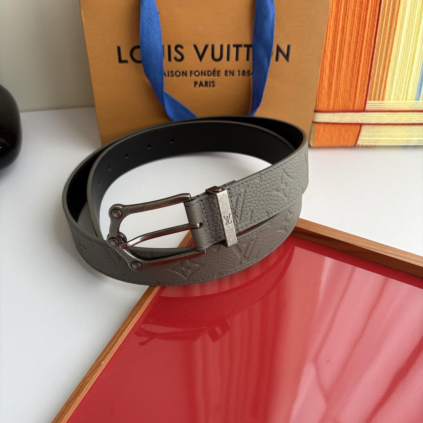 NO:861069,Original order Lv new season, gray pebbled embossed calfskin with black plain bottom, with fine pin buckle, 3.5cm wide, casual and elegant, versatile and fashionable., belt, louis vuitton, cowhide19860909原单  Lv当季新款,灰色荔枝纹压花小牛皮配黑色平纹底,搭配精品针扣,宽3.5cm,休闲大方,百搭时尚.,皮带,louis vuitton,cowhide,Belt