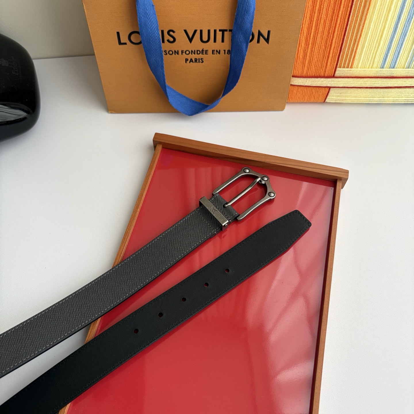 Lv当季新款，深灰色手掌纹小牛皮配黑色平纹底，搭配精品针扣，宽3.5cm，休闲大方，百搭时尚。