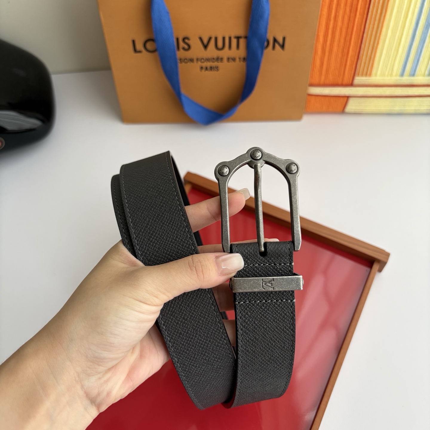 Lv当季新款，深灰色手掌纹小牛皮配黑色平纹底，搭配精品针扣，宽3.5cm，休闲大方，百搭时尚。