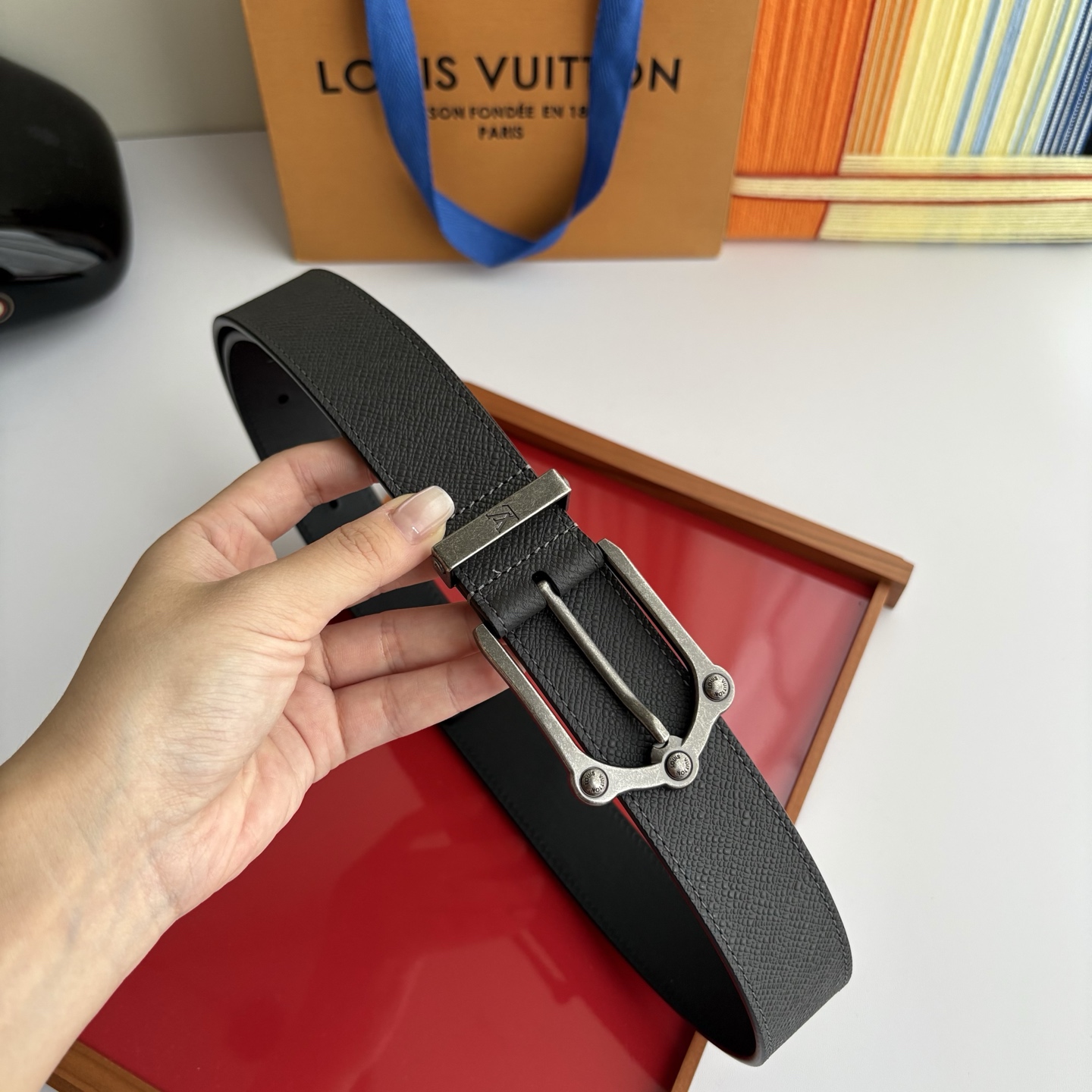 NO:861076,Original order Lv new season, dark gray palm pattern calfskin with black plain bottom, with fine pin buckle, 3.5cm wide, casual and elegant, versatile and fashionable., belt, louis vuitton, cowhide19860909原单  Lv当季新款,深灰色手掌纹小牛皮配黑色平纹底,搭配精品针扣,宽3.5cm,休闲大方,百搭时尚.,皮带,louis vuitton,cowhide,Belt