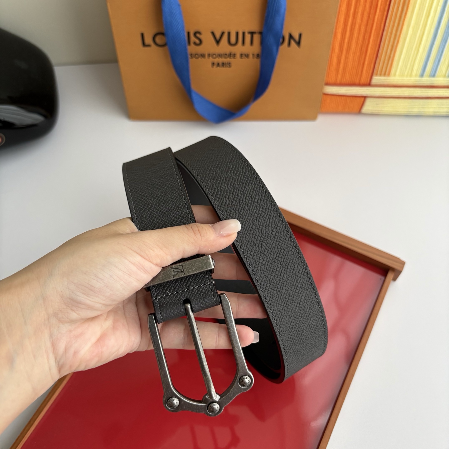 Lv当季新款，深灰色手掌纹小牛皮配黑色平纹底，搭配精品针扣，宽3.5cm，休闲大方，百搭时尚。