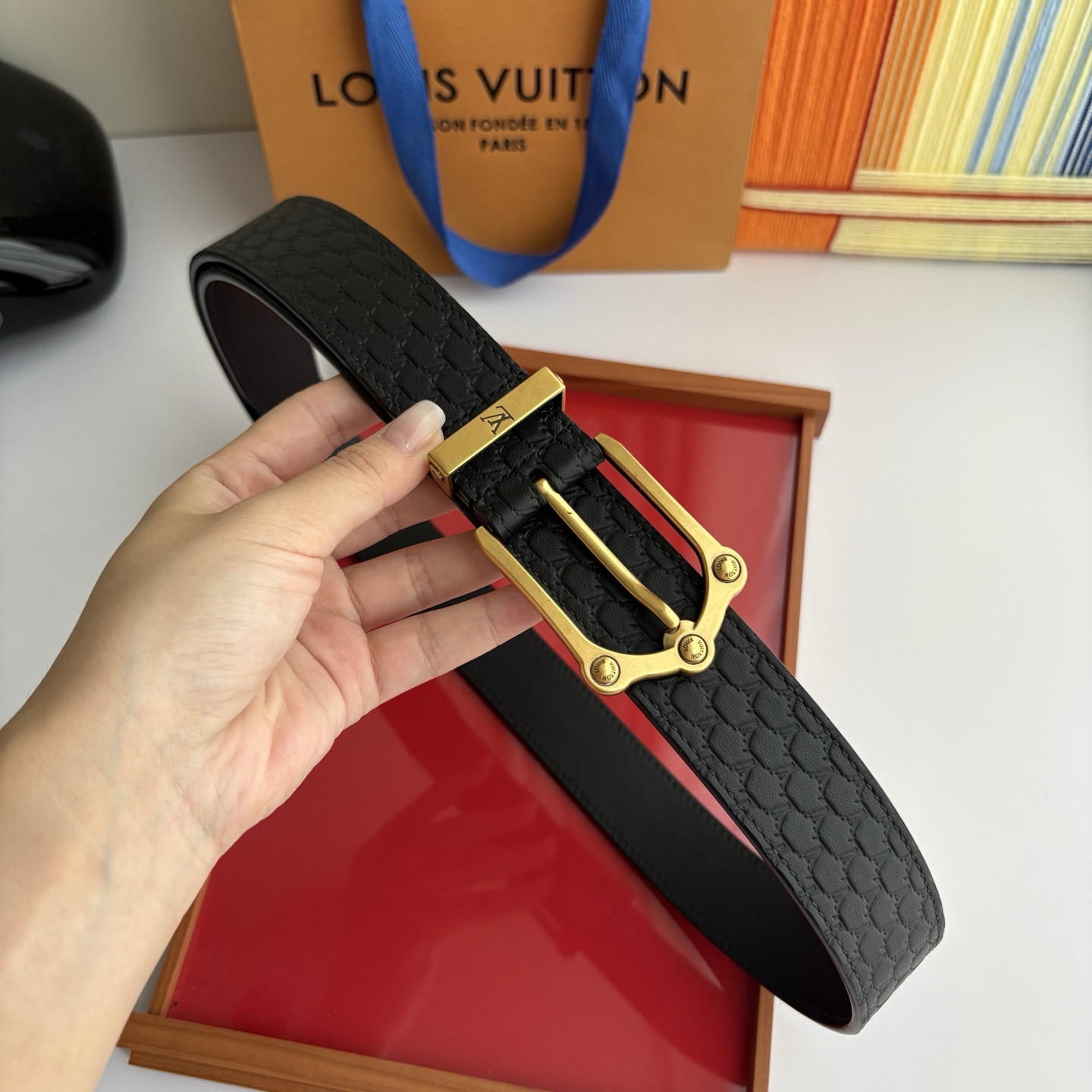 NO:861082,Original order Lv new season, black embossed calfskin with black plain bottom, with fine pin buckle, 3.5cm wide, casual and elegant, versatile and fashionable., belt, louis vuitton, cowhide19860909原单  Lv当季新款,黑色压花小牛皮配黑色平纹底,搭配精品针扣,宽3.5cm,休闲大方,百搭时尚.,皮带,louis vuitton,cowhide,Belt