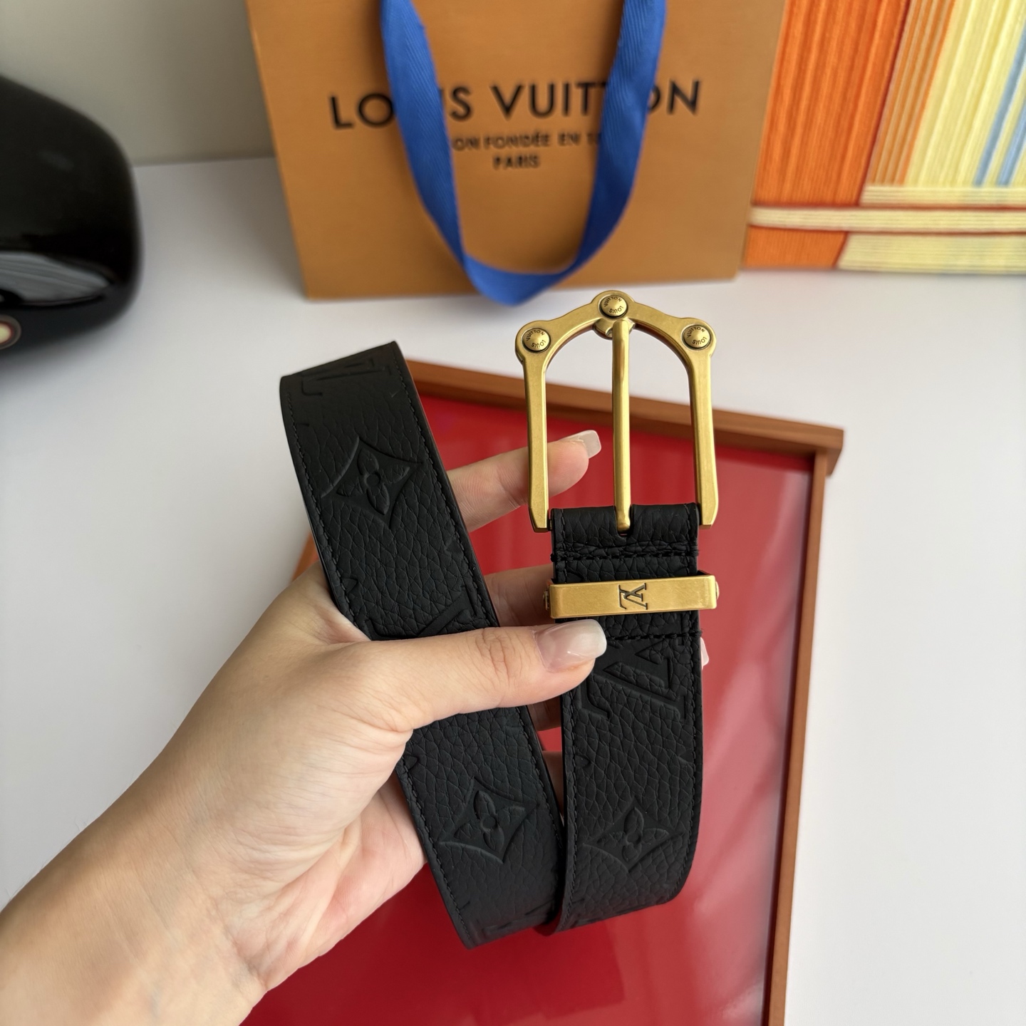 Lv当季新款，黑色荔枝纹压花小牛皮配黑色平纹底，搭配精品针扣，宽3.5cm，休闲大方，百搭时尚。