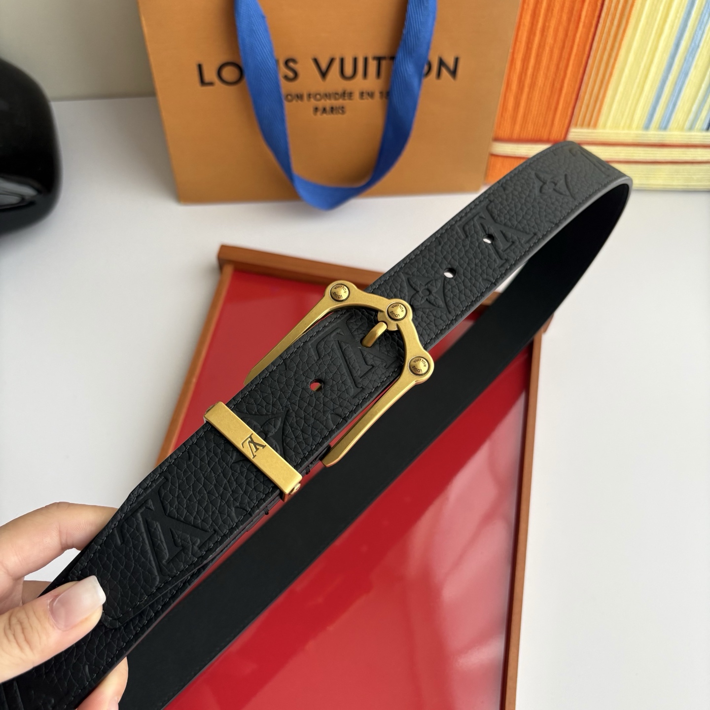 Lv当季新款，黑色荔枝纹压花小牛皮配黑色平纹底，搭配精品针扣，宽3.5cm，休闲大方，百搭时尚。