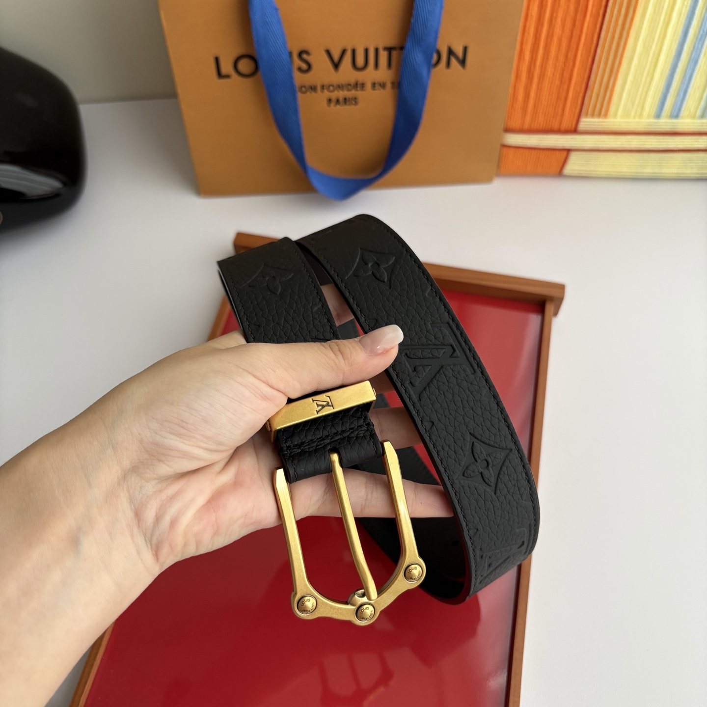 Lv当季新款，黑色荔枝纹压花小牛皮配黑色平纹底，搭配精品针扣，宽3.5cm，休闲大方，百搭时尚。