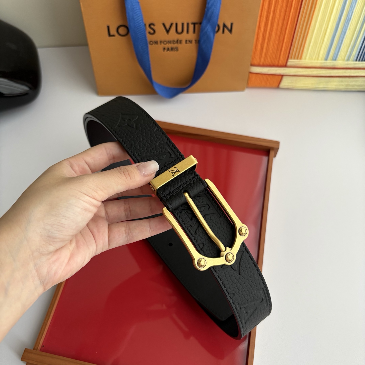 NO:861090,Original order Lv new season, black pebbled embossed calfskin with black plain bottom, with fine pin buckle, 3.5cm wide, casual and elegant, versatile and fashionable., belt, louis vuitton, cowhide19860909原单  Lv当季新款,黑色荔枝纹压花小牛皮配黑色平纹底,搭配精品针扣,宽3.5cm,休闲大方,百搭时尚.,皮带,louis vuitton,cowhide,Belt