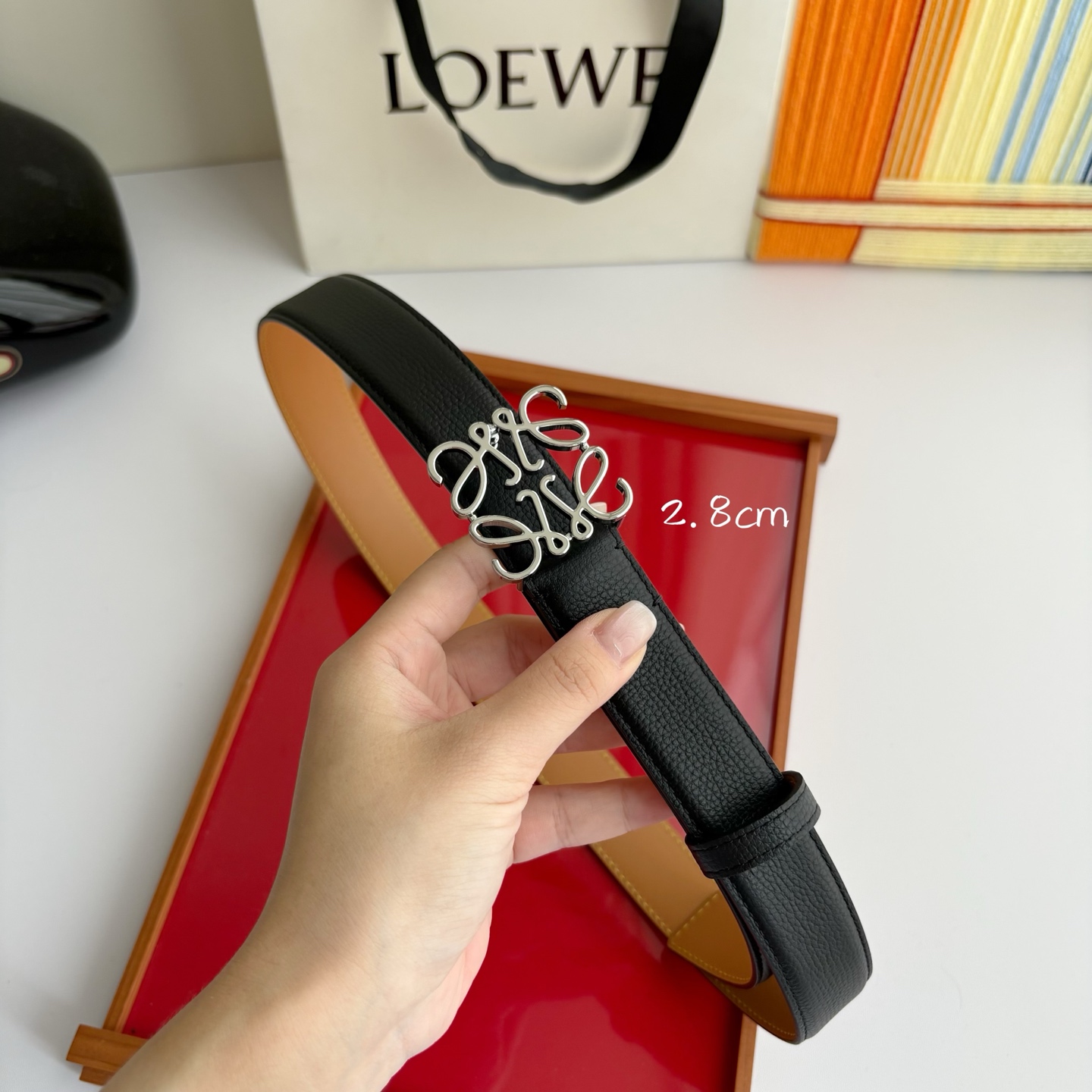 Loewe 鹅卵石纹牛皮腰带。Anagram搭扣 Anchor腰带扣 宽2.8cm，五孔调节。黑色/银扣