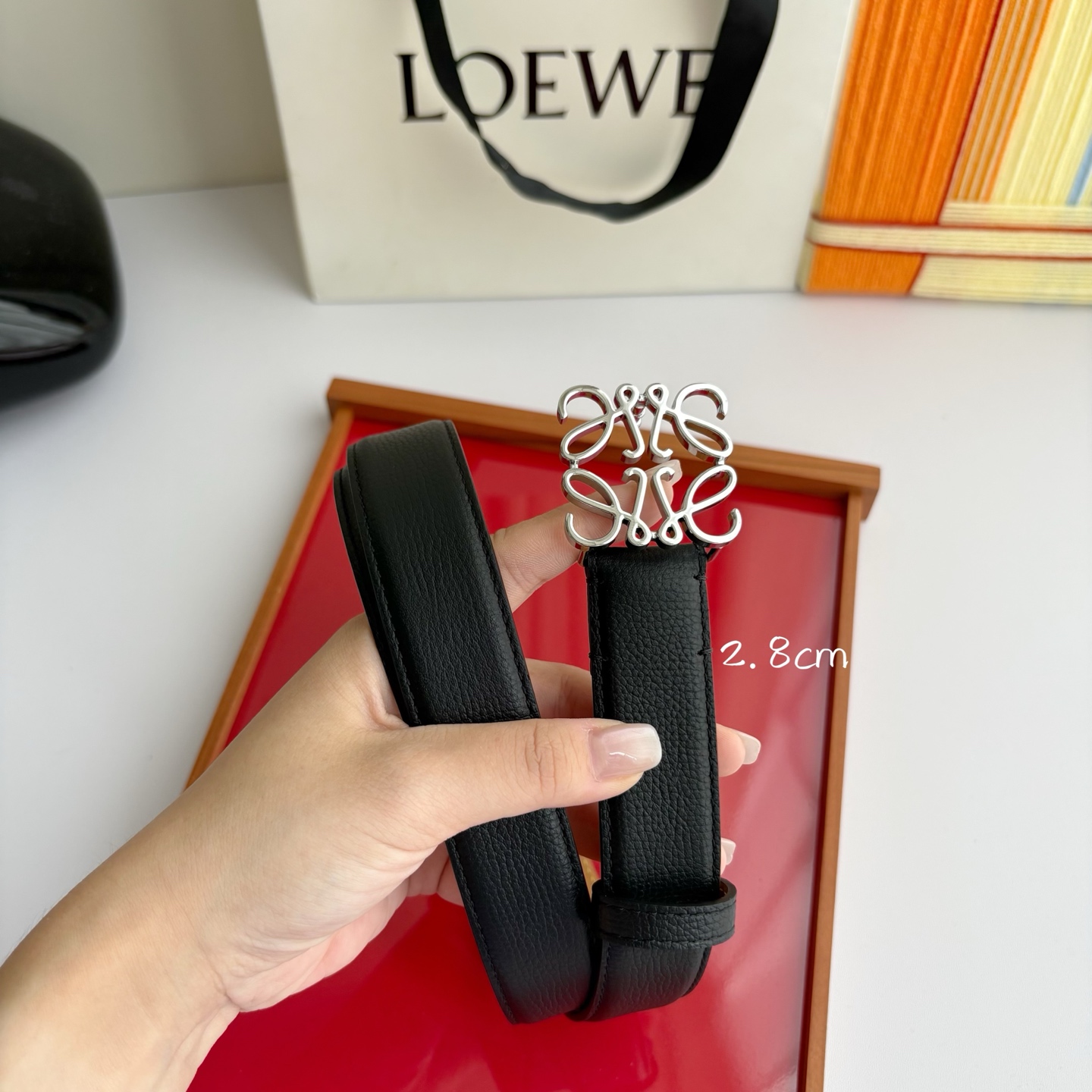 NO:861001,Original Loewe pebbled leather belt. Anagram buckle Anchor belt buckle, width 2.8cm, five-hole adjustment. Black/silver buckle, belt, loewe, cowhide19860909原单  Loewe 鹅卵石纹牛皮腰带.Anagram搭扣 Anchor腰带扣 宽2.8cm,五孔调节.黑色/银扣,皮带,loewe,cowhide,Belt