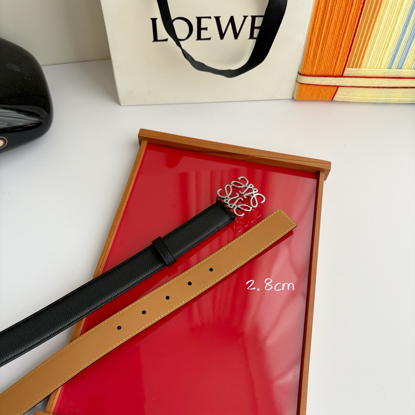 Loewe 鹅卵石纹牛皮腰带。Anagram搭扣 Anchor腰带扣 宽2.8cm，五孔调节。黑色/银扣