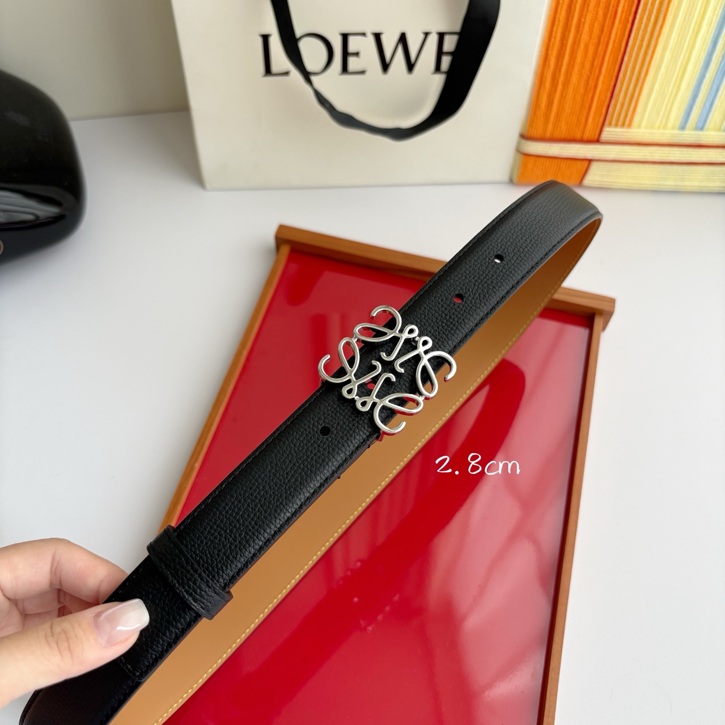 Loewe 鹅卵石纹牛皮腰带。Anagram搭扣 Anchor腰带扣 宽2.8cm，五孔调节。黑色/银扣