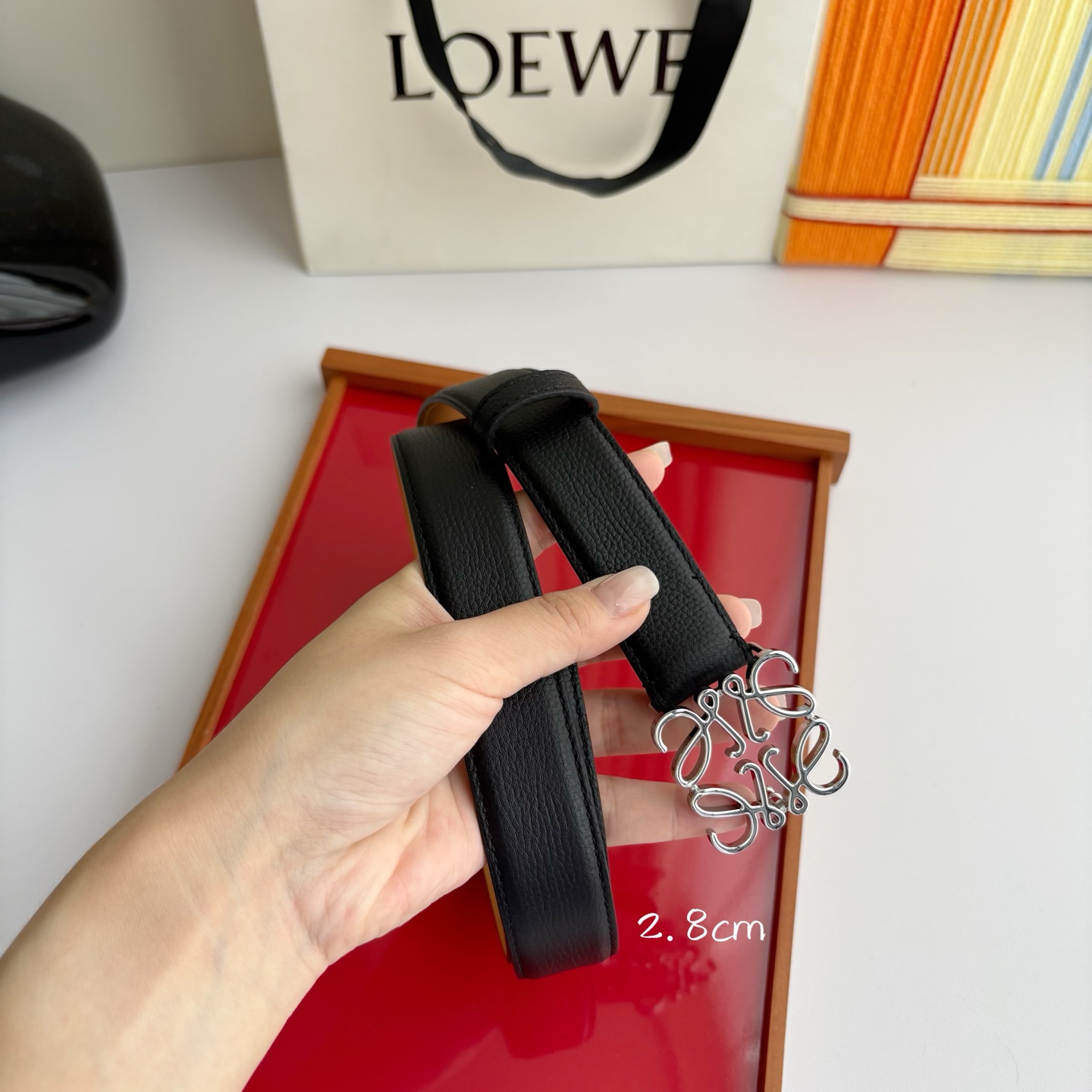 Loewe 鹅卵石纹牛皮腰带。Anagram搭扣 Anchor腰带扣 宽2.8cm，五孔调节。黑色/银扣