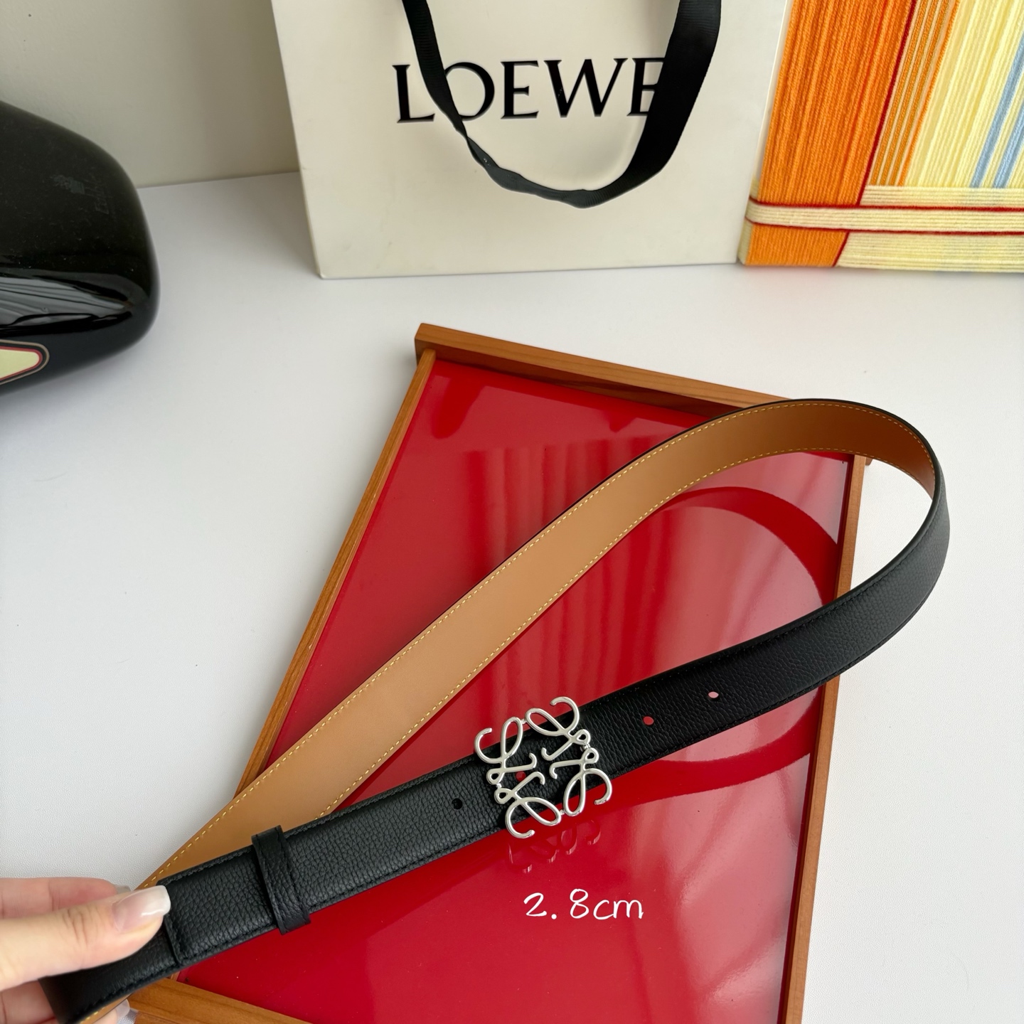 Loewe 鹅卵石纹牛皮腰带。Anagram搭扣 Anchor腰带扣 宽2.8cm，五孔调节。黑色/银扣