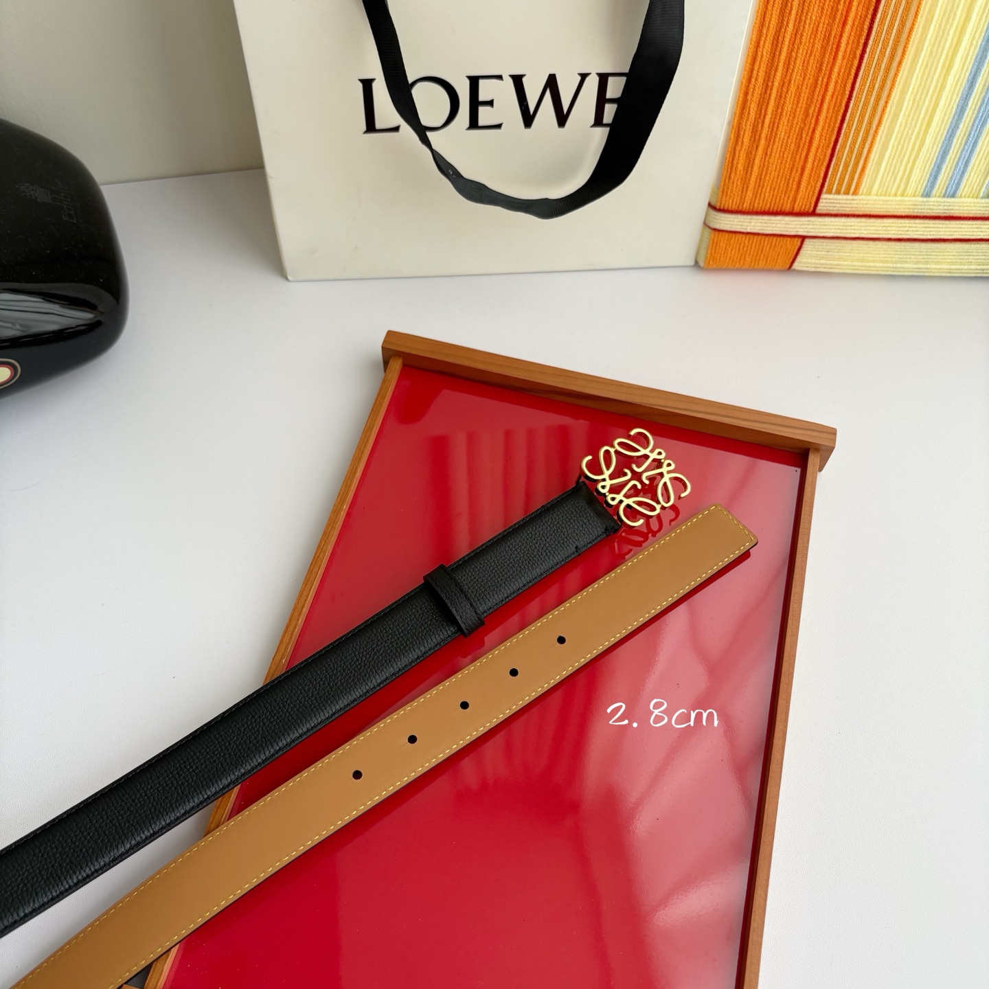 Loewe 鹅卵石纹牛皮腰带。Anagram搭扣 Anchor腰带扣 宽2.8cm，五孔调节。黑色/金扣