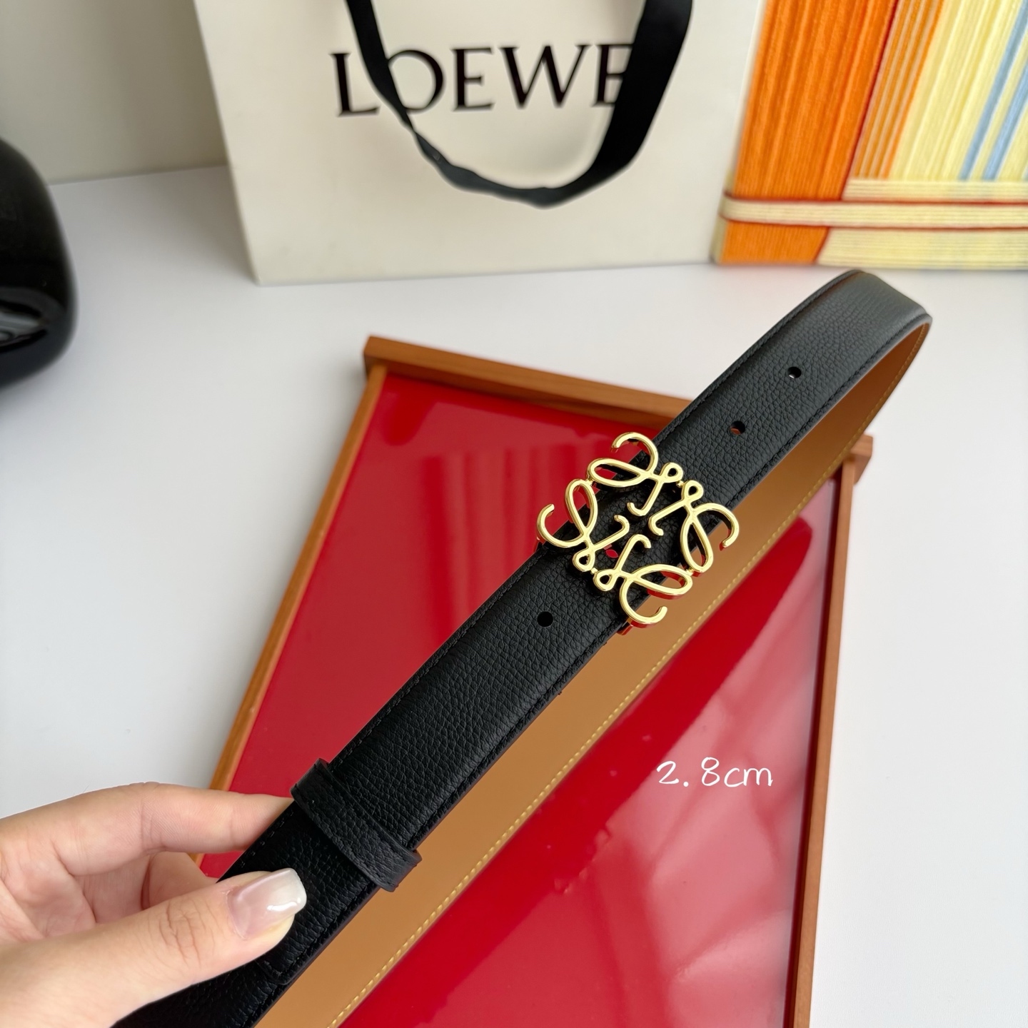 Loewe 鹅卵石纹牛皮腰带。Anagram搭扣 Anchor腰带扣 宽2.8cm，五孔调节。黑色/金扣