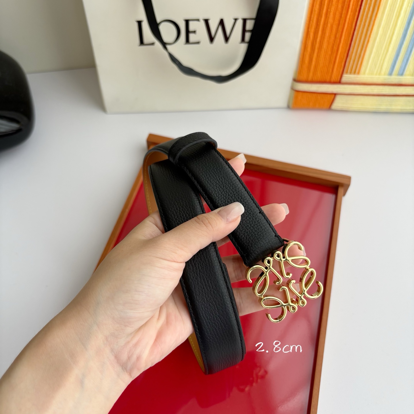 Loewe 鹅卵石纹牛皮腰带。Anagram搭扣 Anchor腰带扣 宽2.8cm，五孔调节。黑色/金扣