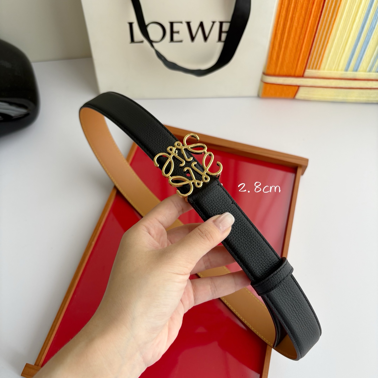 Loewe 鹅卵石纹牛皮腰带。Anagram搭扣 Anchor腰带扣 宽2.8cm，五孔调节。黑色/金扣