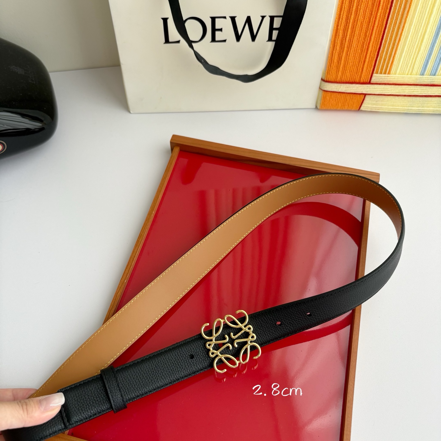 Loewe 鹅卵石纹牛皮腰带。Anagram搭扣 Anchor腰带扣 宽2.8cm，五孔调节。黑色/金扣