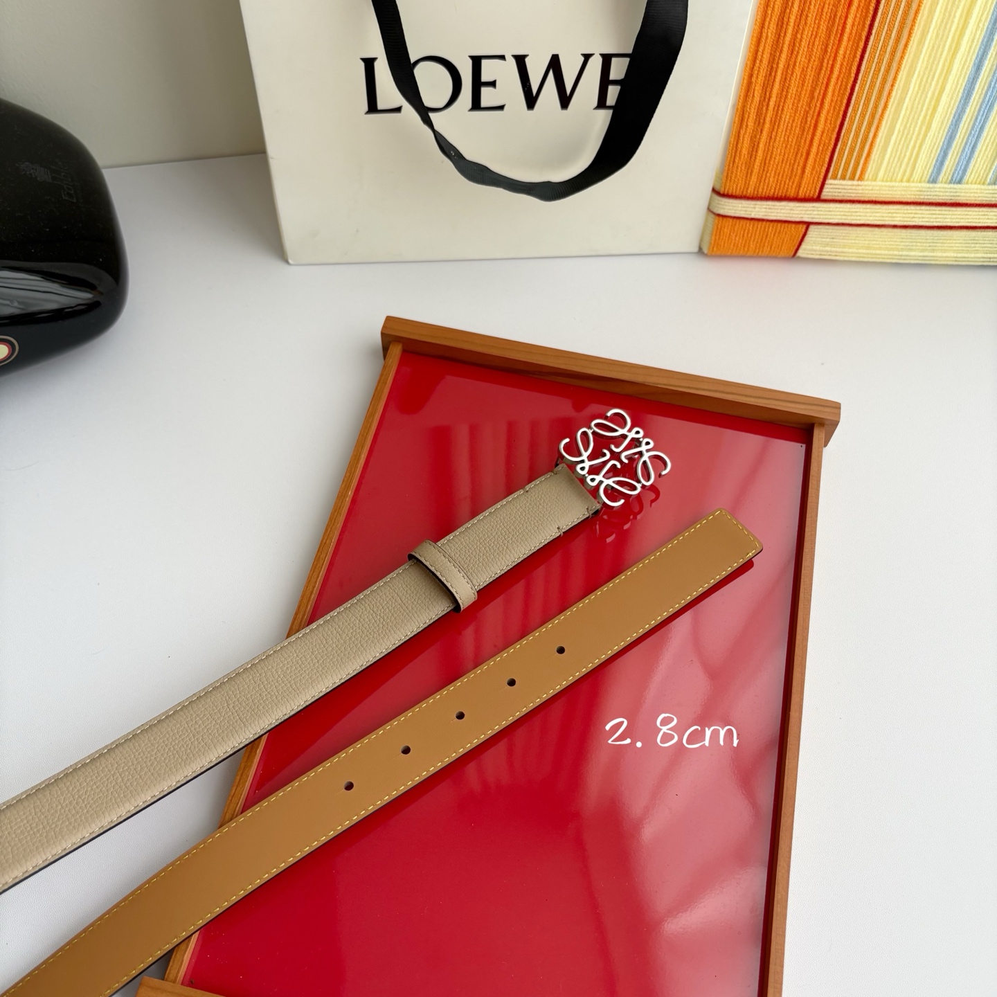 Loewe 鹅卵石纹牛皮腰带。Anagram搭扣 Anchor腰带扣 宽2.8cm，五孔调节。暗沙色/银