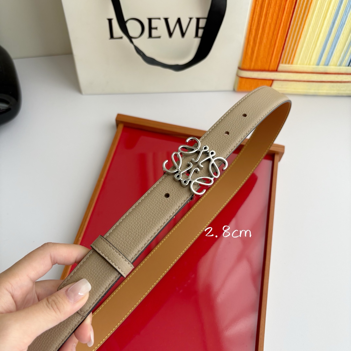Loewe 鹅卵石纹牛皮腰带。Anagram搭扣 Anchor腰带扣 宽2.8cm，五孔调节。暗沙色/银