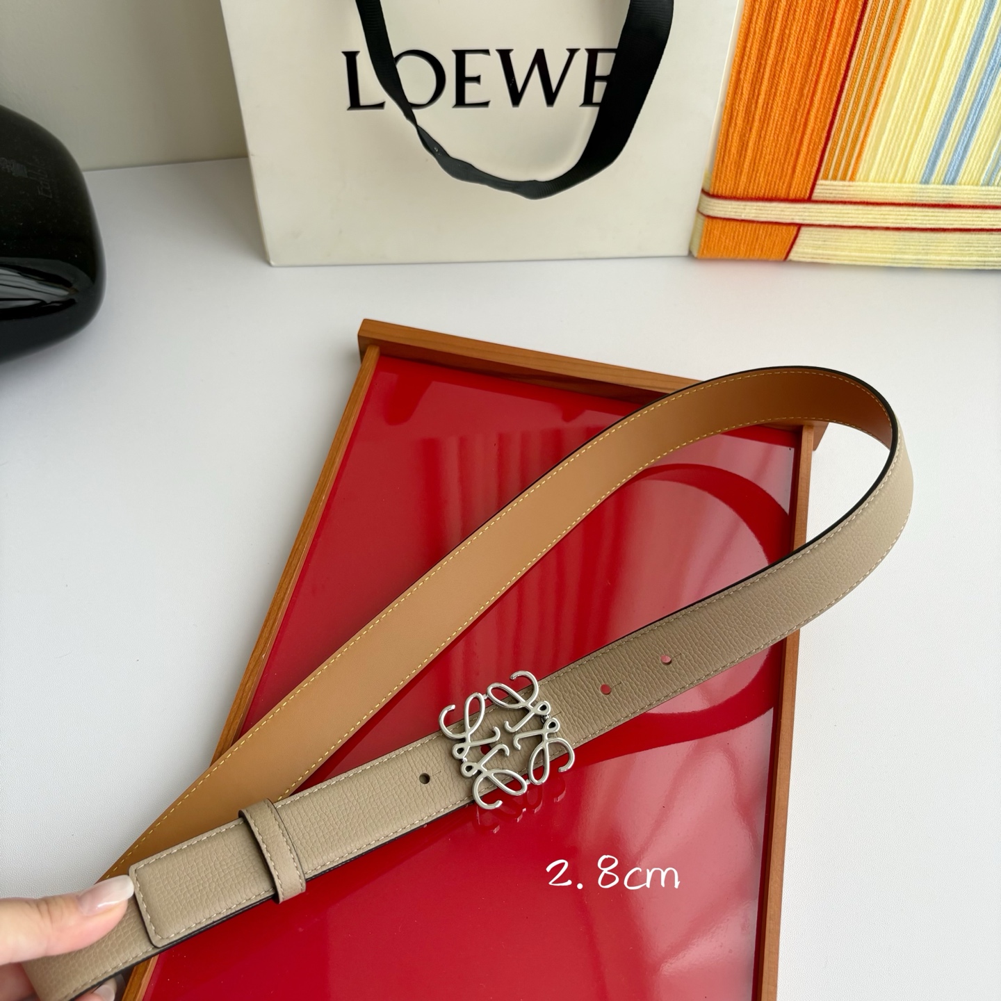 Loewe 鹅卵石纹牛皮腰带。Anagram搭扣 Anchor腰带扣 宽2.8cm，五孔调节。暗沙色/银