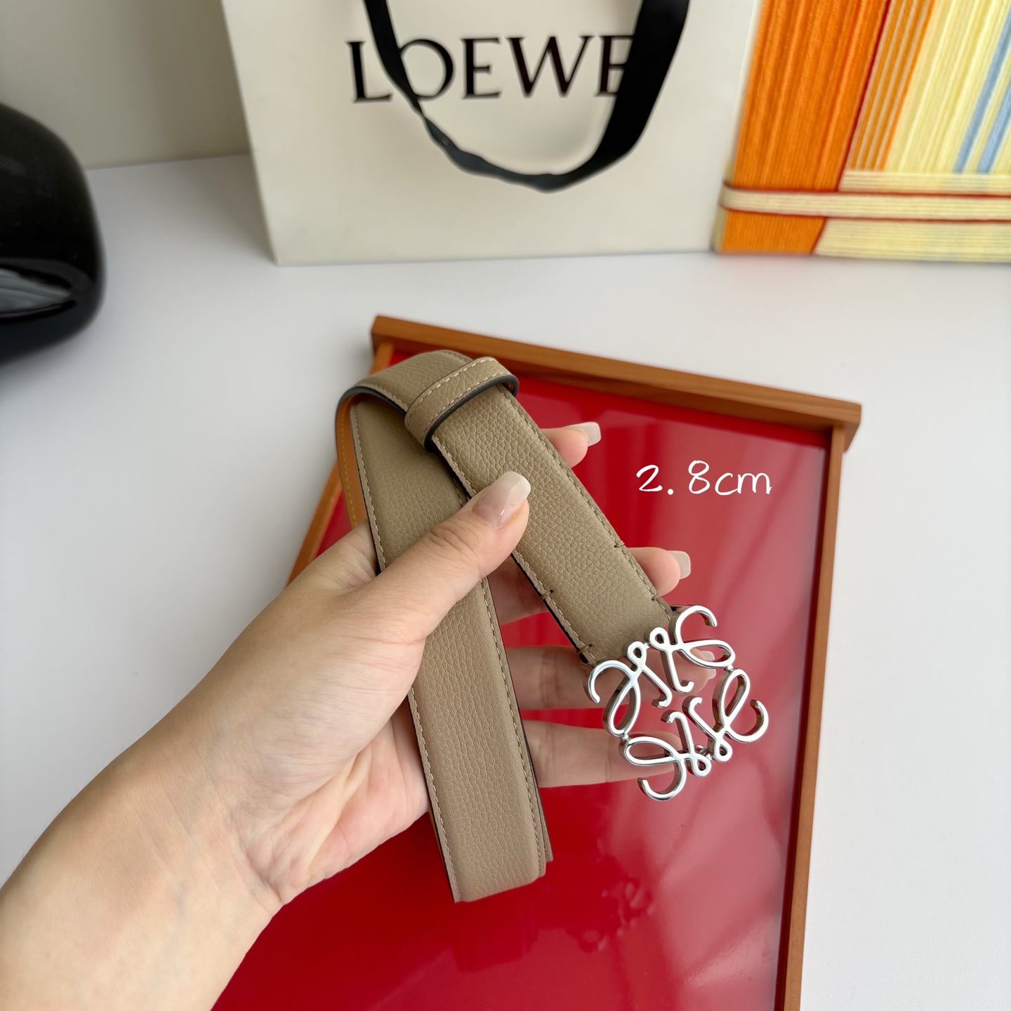 Loewe 鹅卵石纹牛皮腰带。Anagram搭扣 Anchor腰带扣 宽2.8cm，五孔调节。暗沙色/银