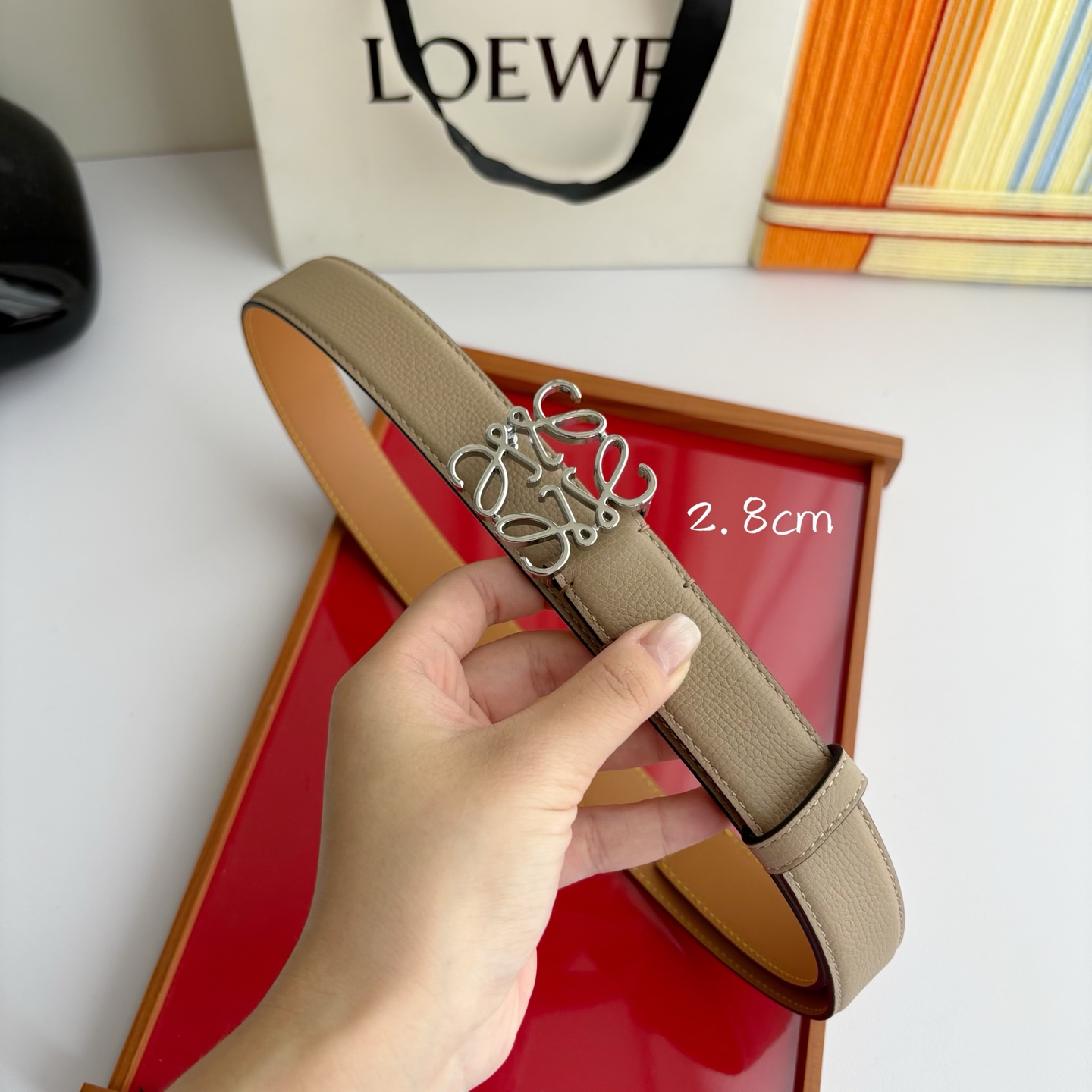 Loewe 鹅卵石纹牛皮腰带。Anagram搭扣 Anchor腰带扣 宽2.8cm，五孔调节。暗沙色/银