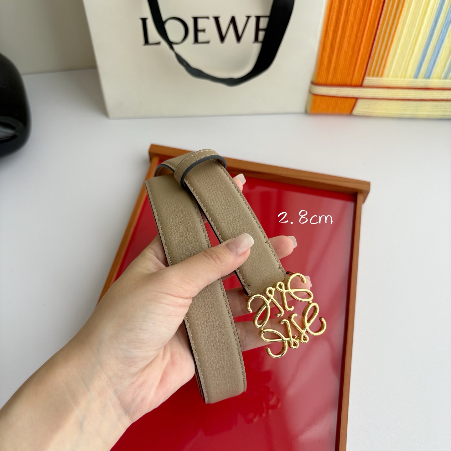 Loewe 鹅卵石纹牛皮腰带。Anagram搭扣 Anchor腰带扣 宽2.8cm，五孔调节。暗沙色/金