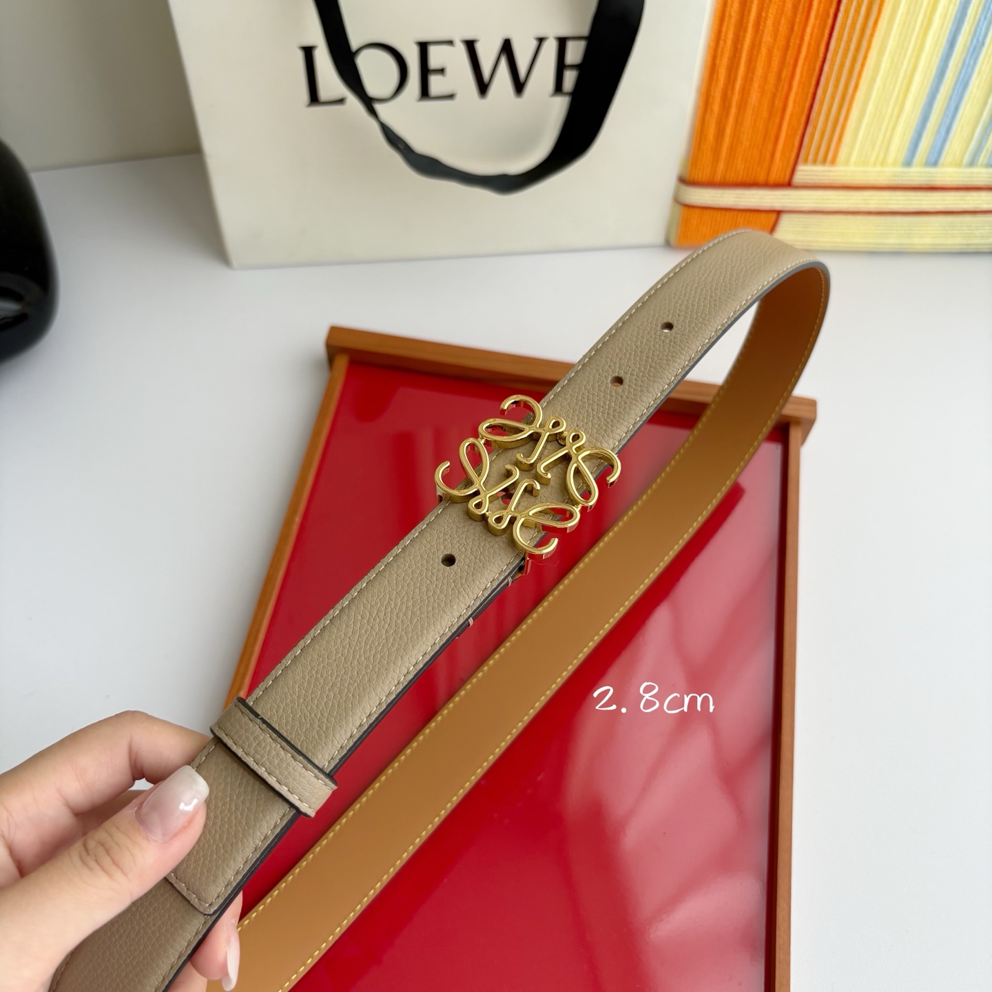 Loewe 鹅卵石纹牛皮腰带。Anagram搭扣 Anchor腰带扣 宽2.8cm，五孔调节。暗沙色/金