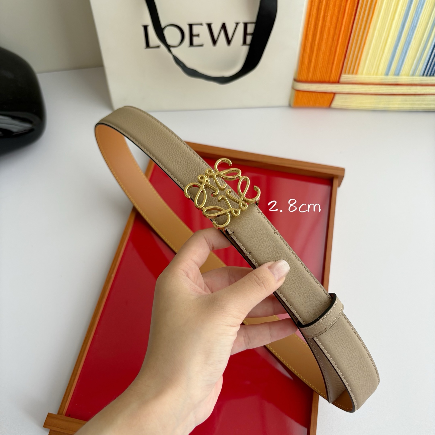 Loewe 鹅卵石纹牛皮腰带。Anagram搭扣 Anchor腰带扣 宽2.8cm，五孔调节。暗沙色/金