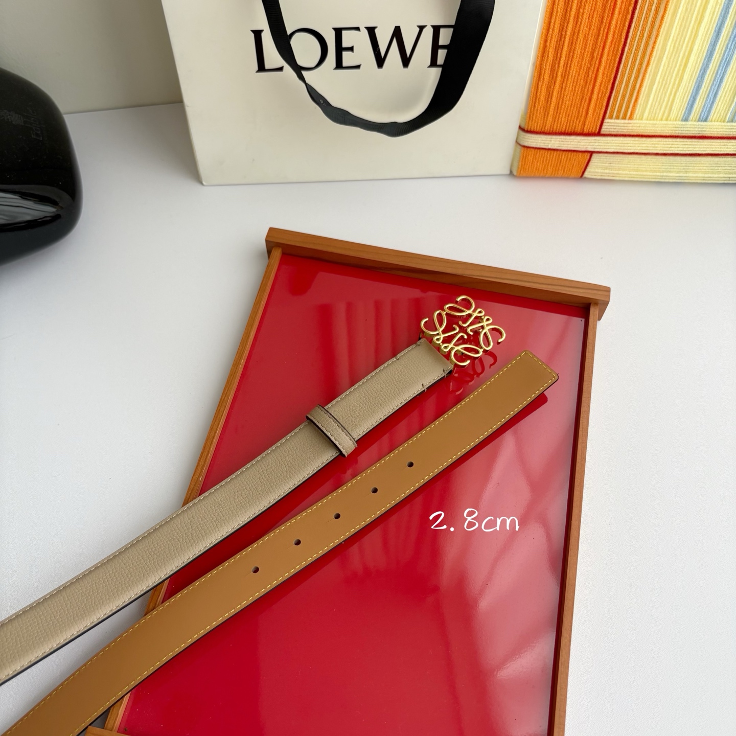 Loewe 鹅卵石纹牛皮腰带。Anagram搭扣 Anchor腰带扣 宽2.8cm，五孔调节。暗沙色/金
