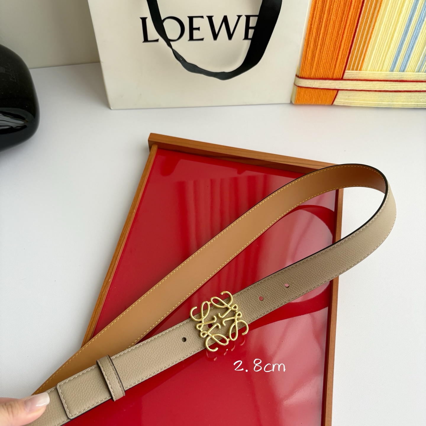 Loewe 鹅卵石纹牛皮腰带。Anagram搭扣 Anchor腰带扣 宽2.8cm，五孔调节。暗沙色/金