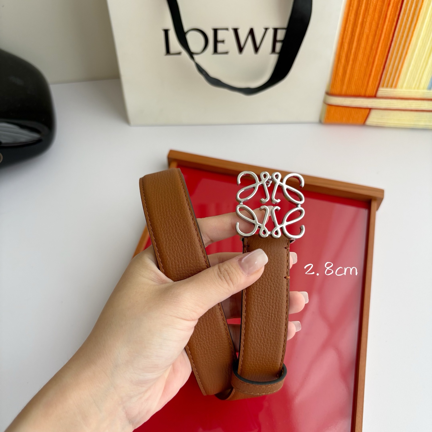 NO:861044,Original Loewe pebbled leather belt. Anagram buckle Anchor belt buckle, width 2.8cm, five-hole adjustment. Caramel color/silver buckle, belt, loewe, cowhide19860909原单  Loewe 鹅卵石纹牛皮腰带.Anagram搭扣 Anchor腰带扣 宽2.8cm,五孔调节.焦糖色/银扣,皮带,loewe,cowhide,Belt