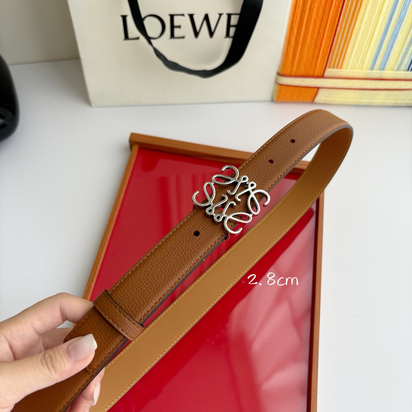 Loewe 鹅卵石纹牛皮腰带。Anagram搭扣 Anchor腰带扣 宽2.8cm，五孔调节。焦糖色/银