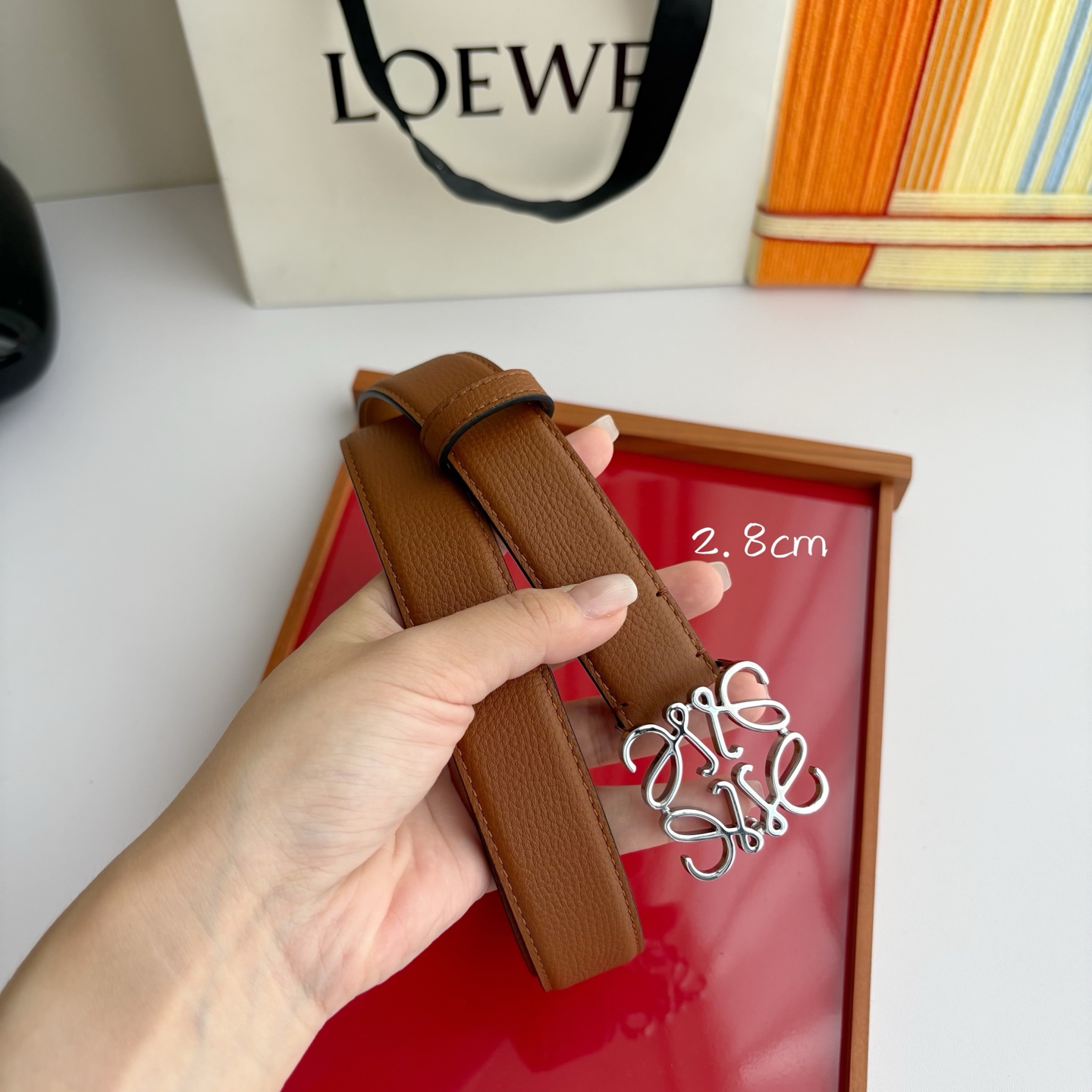 Loewe 鹅卵石纹牛皮腰带。Anagram搭扣 Anchor腰带扣 宽2.8cm，五孔调节。焦糖色/银