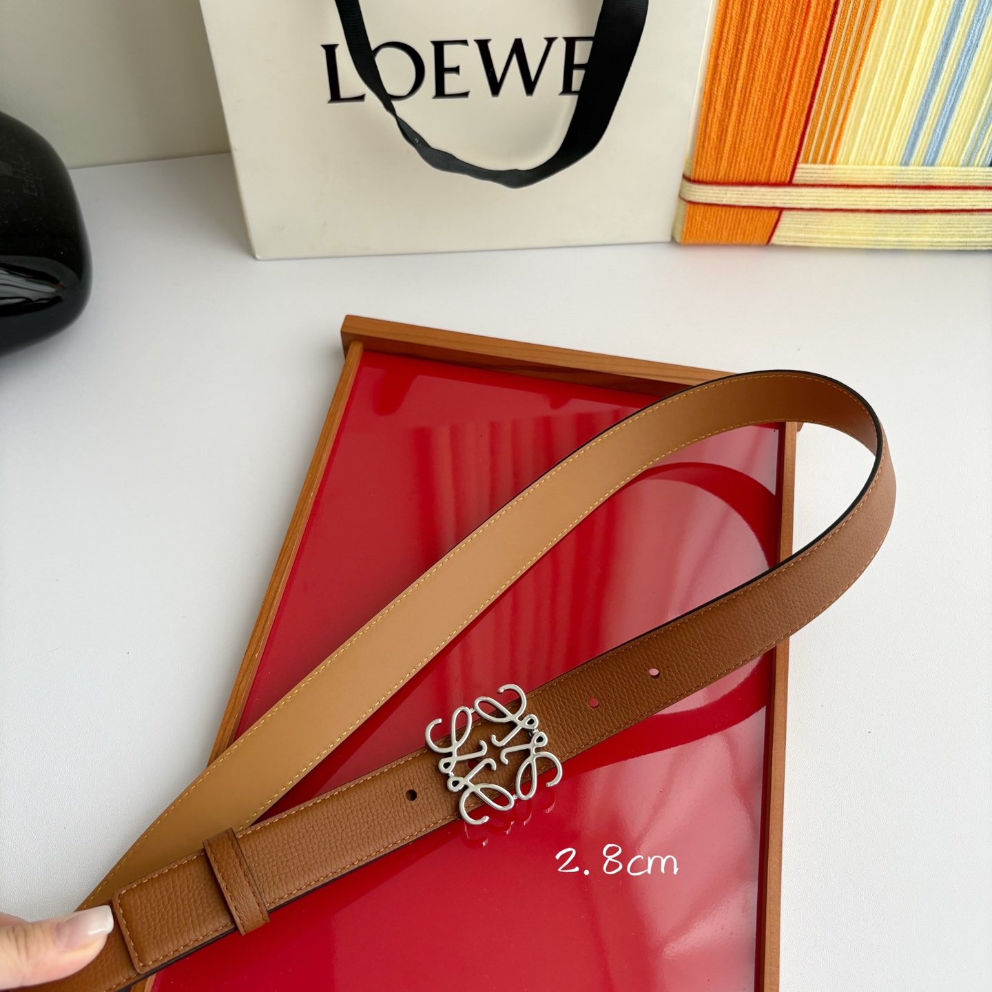 Loewe 鹅卵石纹牛皮腰带。Anagram搭扣 Anchor腰带扣 宽2.8cm，五孔调节。焦糖色/银
