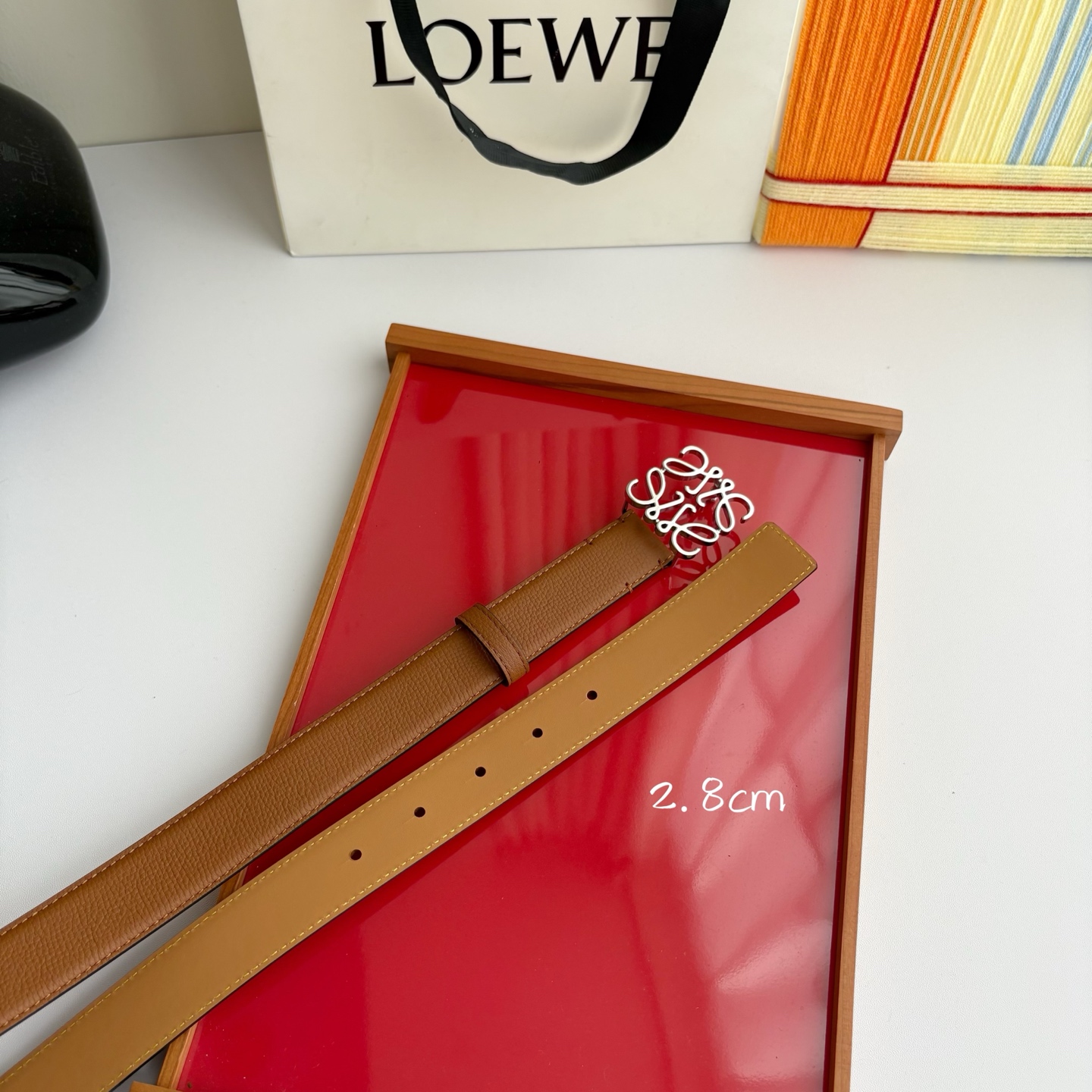 Loewe 鹅卵石纹牛皮腰带。Anagram搭扣 Anchor腰带扣 宽2.8cm，五孔调节。焦糖色/银