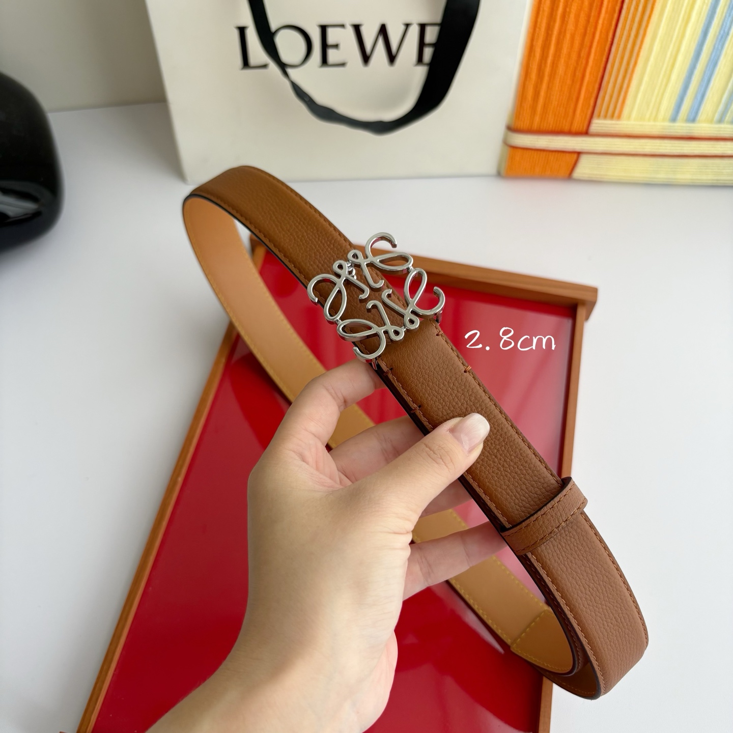 Loewe 鹅卵石纹牛皮腰带。Anagram搭扣 Anchor腰带扣 宽2.8cm，五孔调节。焦糖色/银