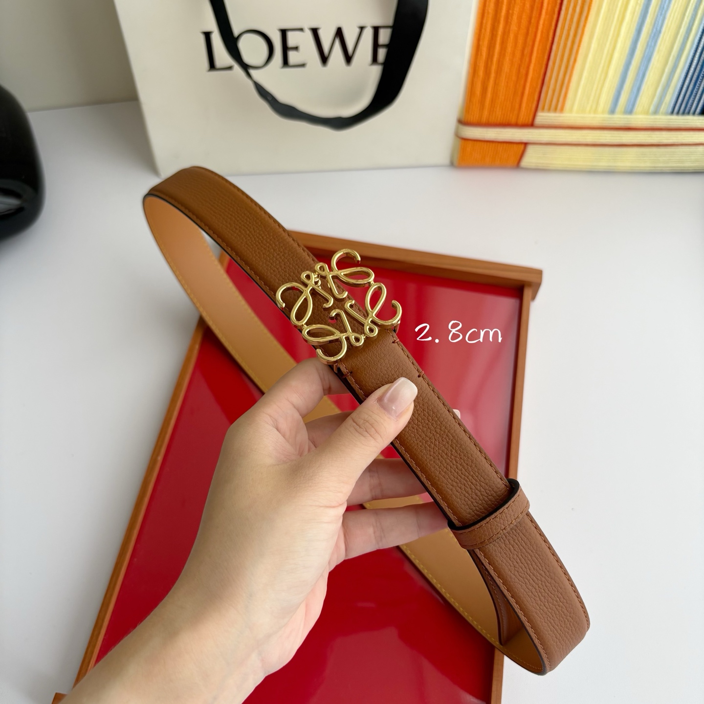 Loewe 鹅卵石纹牛皮腰带。Anagram搭扣 Anchor腰带扣 宽2.8cm，五孔调节。焦糖色/金