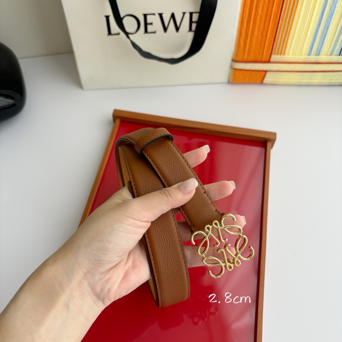 Loewe 鹅卵石纹牛皮腰带。Anagram搭扣 Anchor腰带扣 宽2.8cm，五孔调节。焦糖色/金