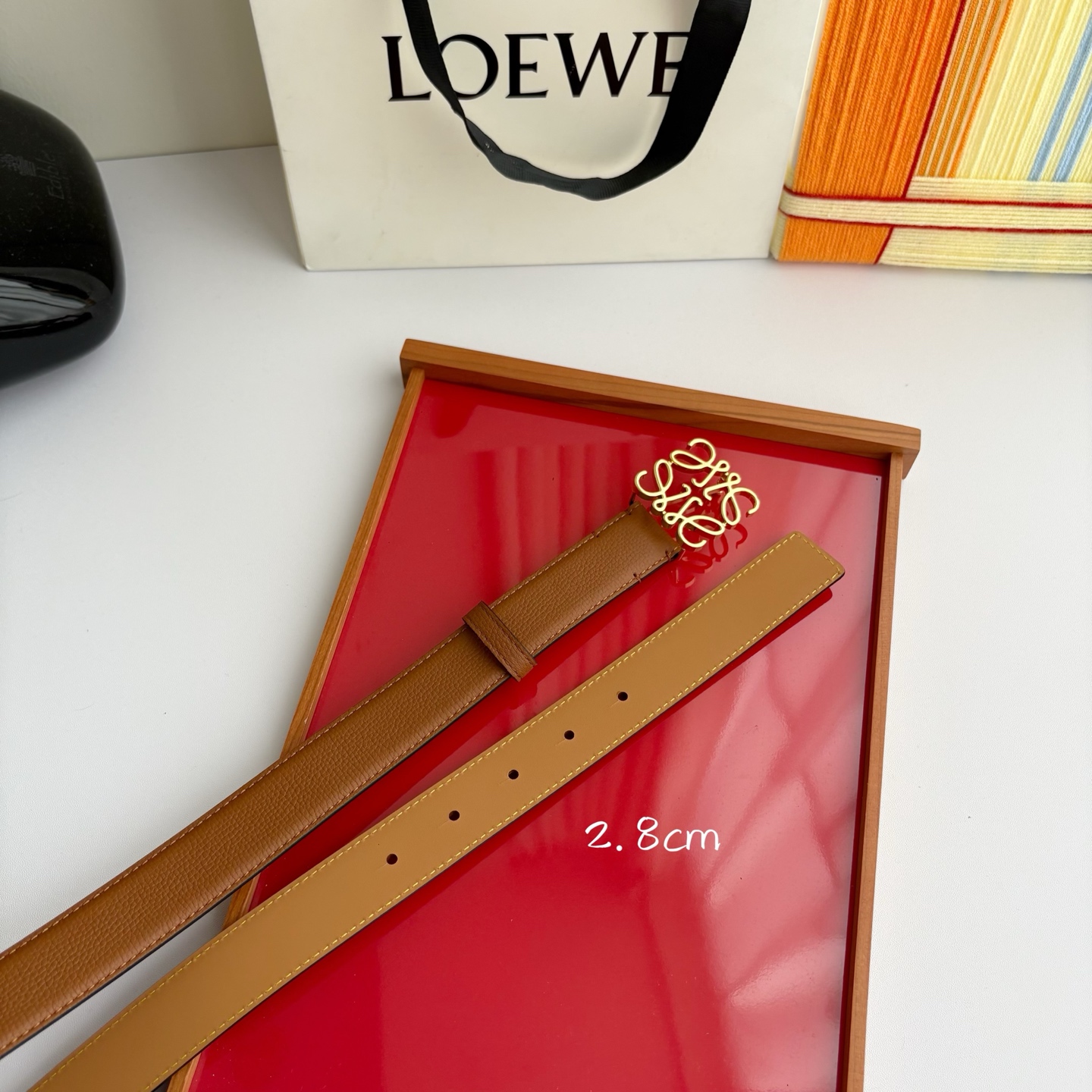 Loewe 鹅卵石纹牛皮腰带。Anagram搭扣 Anchor腰带扣 宽2.8cm，五孔调节。焦糖色/金