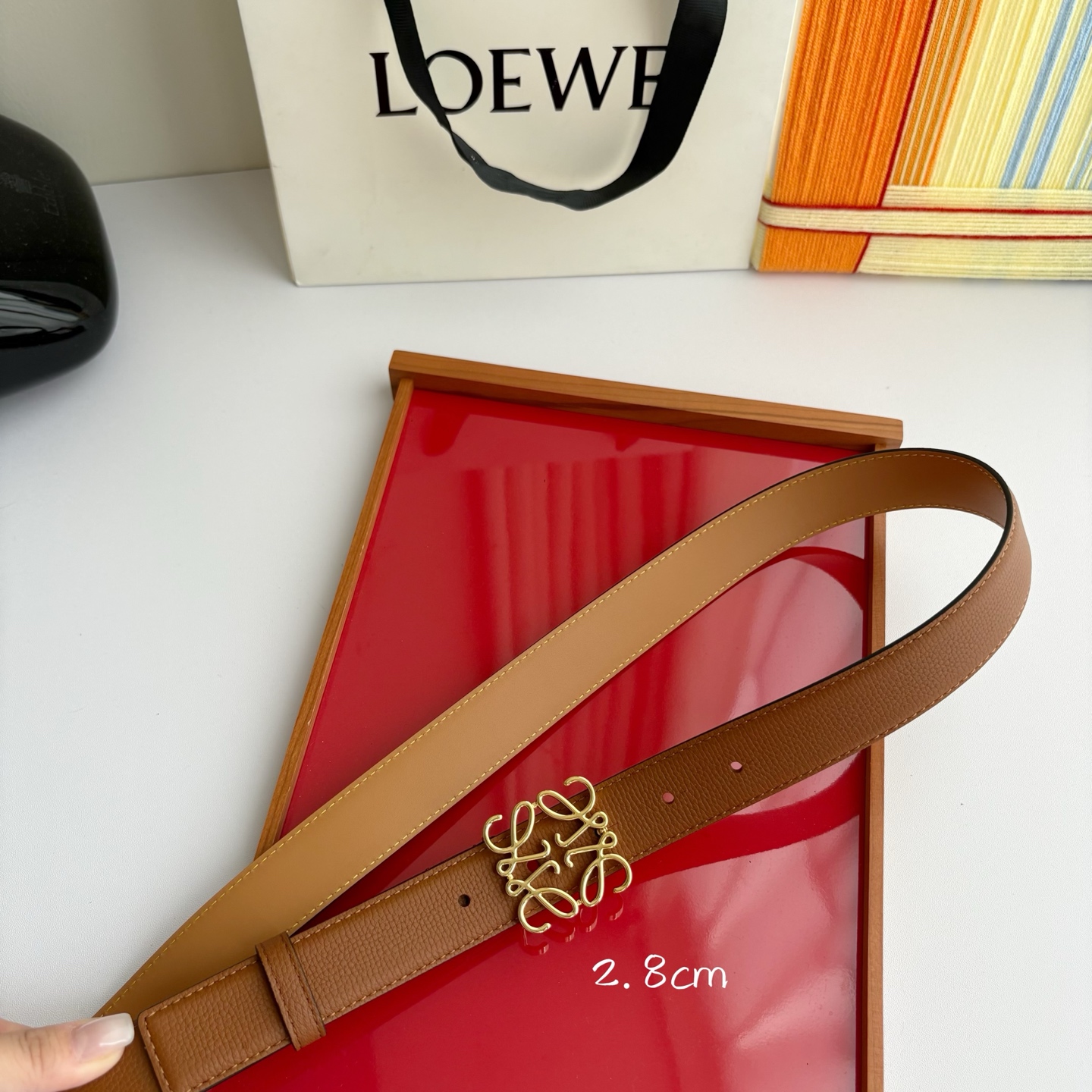 Loewe 鹅卵石纹牛皮腰带。Anagram搭扣 Anchor腰带扣 宽2.8cm，五孔调节。焦糖色/金