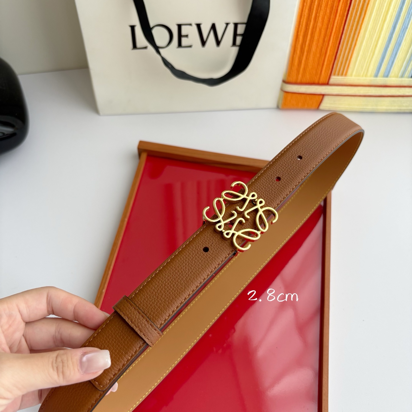Loewe 鹅卵石纹牛皮腰带。Anagram搭扣 Anchor腰带扣 宽2.8cm，五孔调节。焦糖色/金