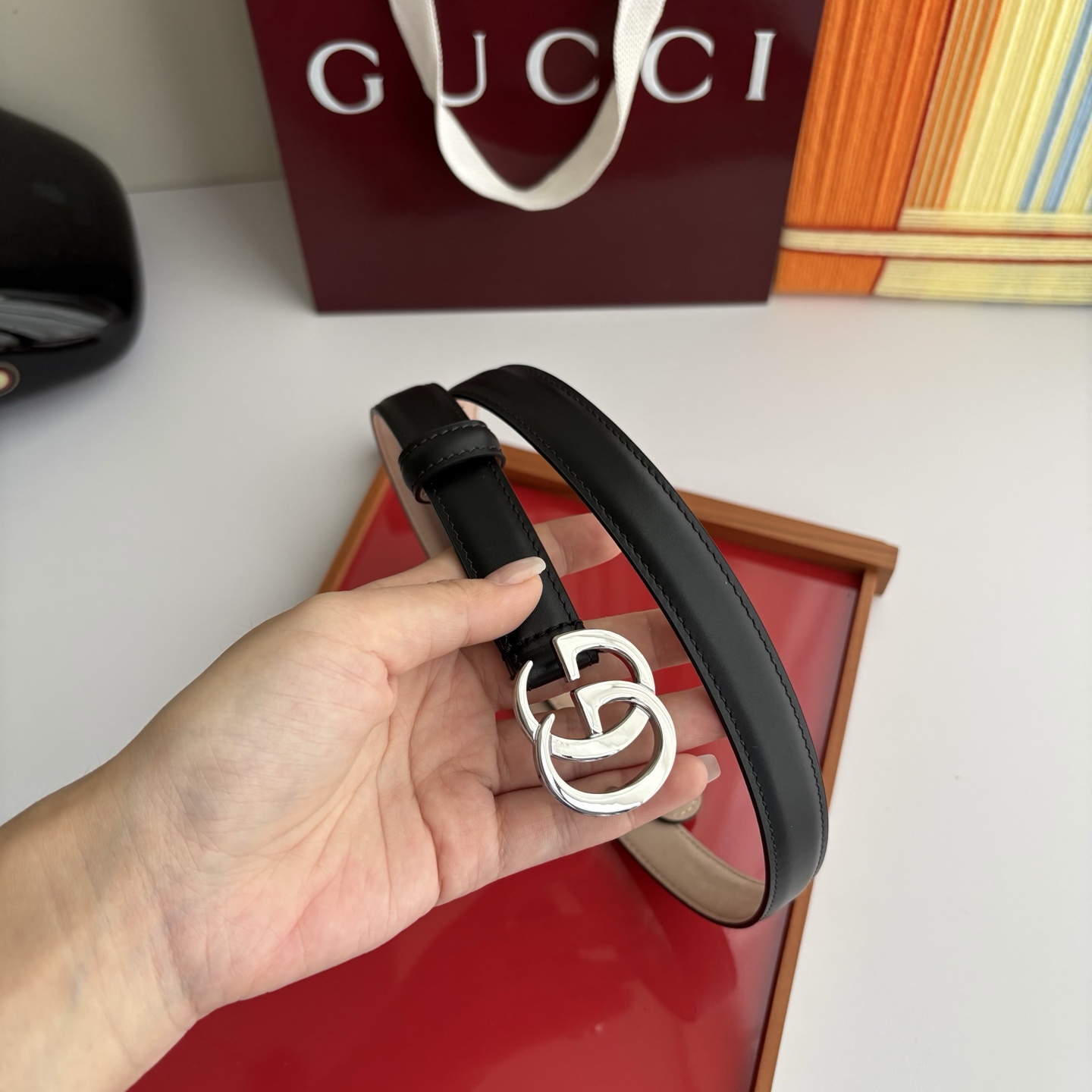 Gucci精品小牛皮面原版树膏沙底，搭配新款双G亮面扣，宽2.0cm，时尚大方，典雅别致。