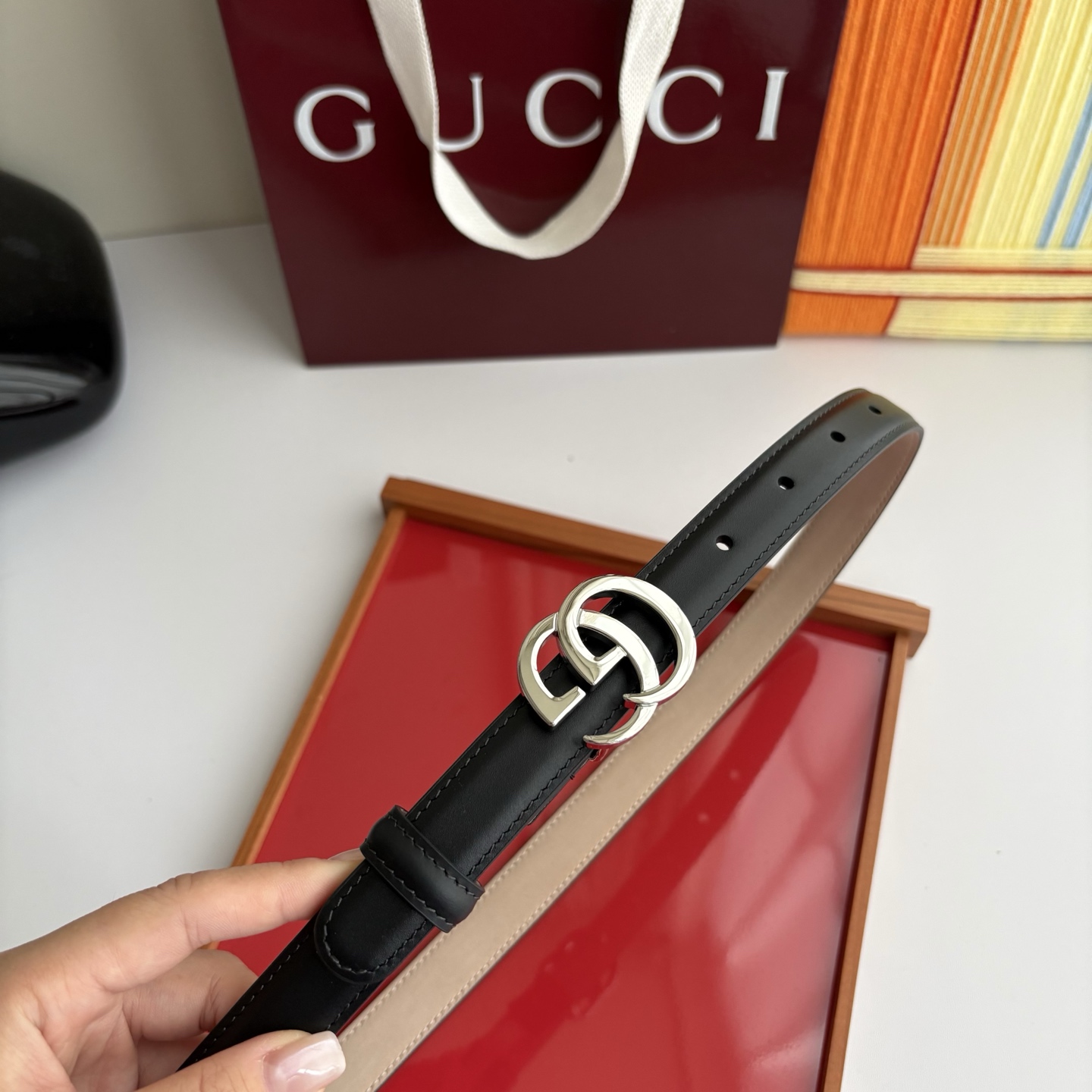 Gucci精品小牛皮面原版树膏沙底，搭配新款双G亮面扣，宽2.0cm，时尚大方，典雅别致。