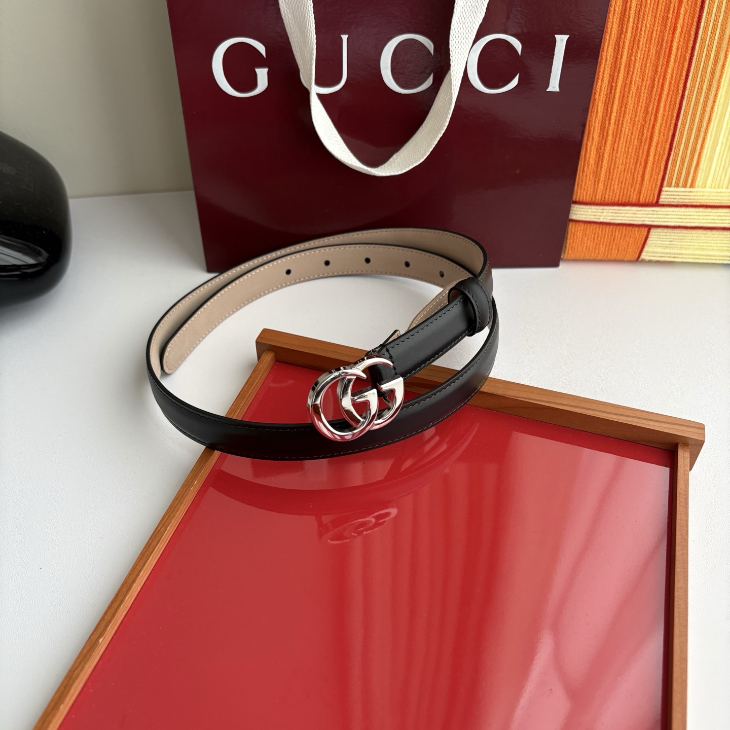 Gucci精品小牛皮面原版树膏沙底，搭配新款双G亮面扣，宽2.0cm，时尚大方，典雅别致。